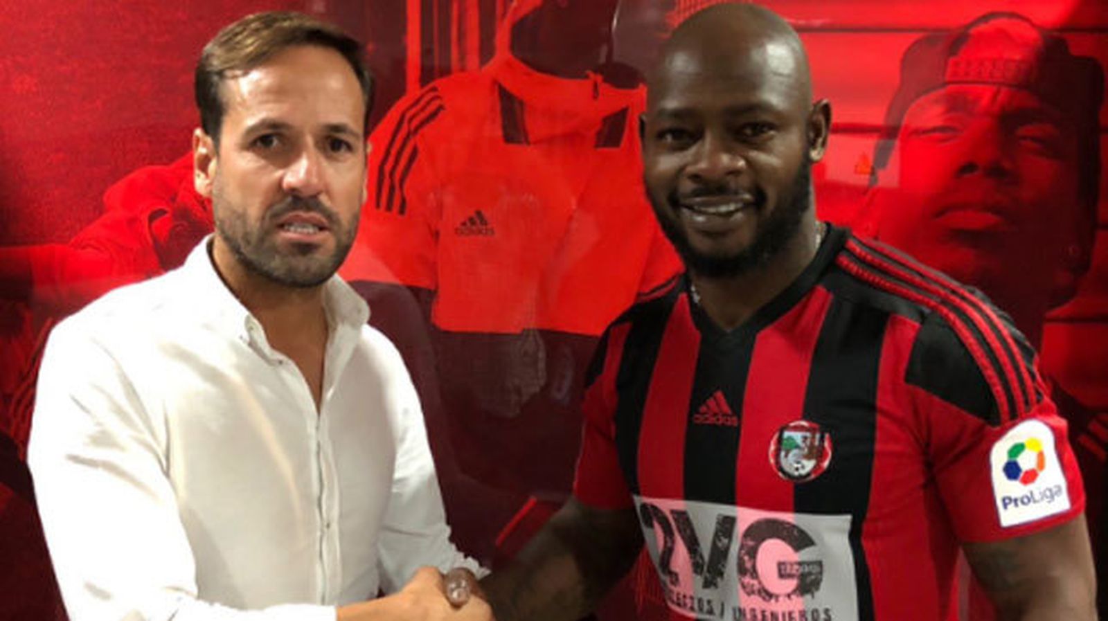 Emaná posa con la camiseta de su nuevo equipo, el Gerena.