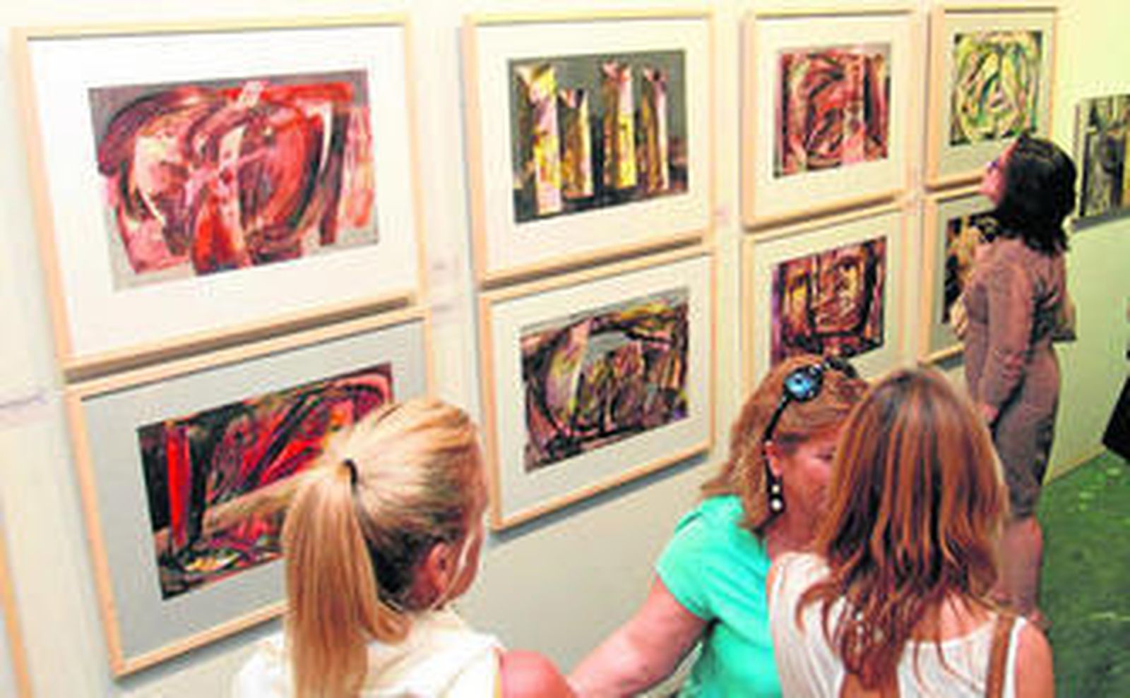 Obras de Seisdedos expuestas en la galería de la Caja Rural de la capital onubense.