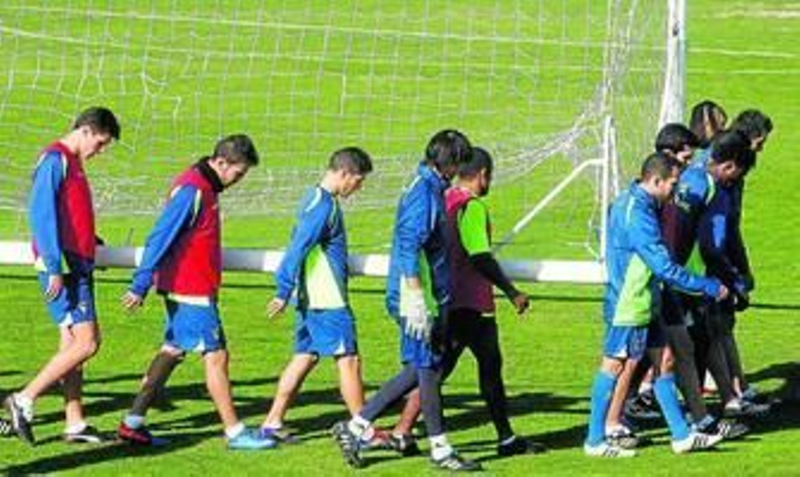 Algunos jugadores del Cádiz, entre ellos Ikechi y Ferreiro, cargando ayer con una portería durante el entrenamiento.