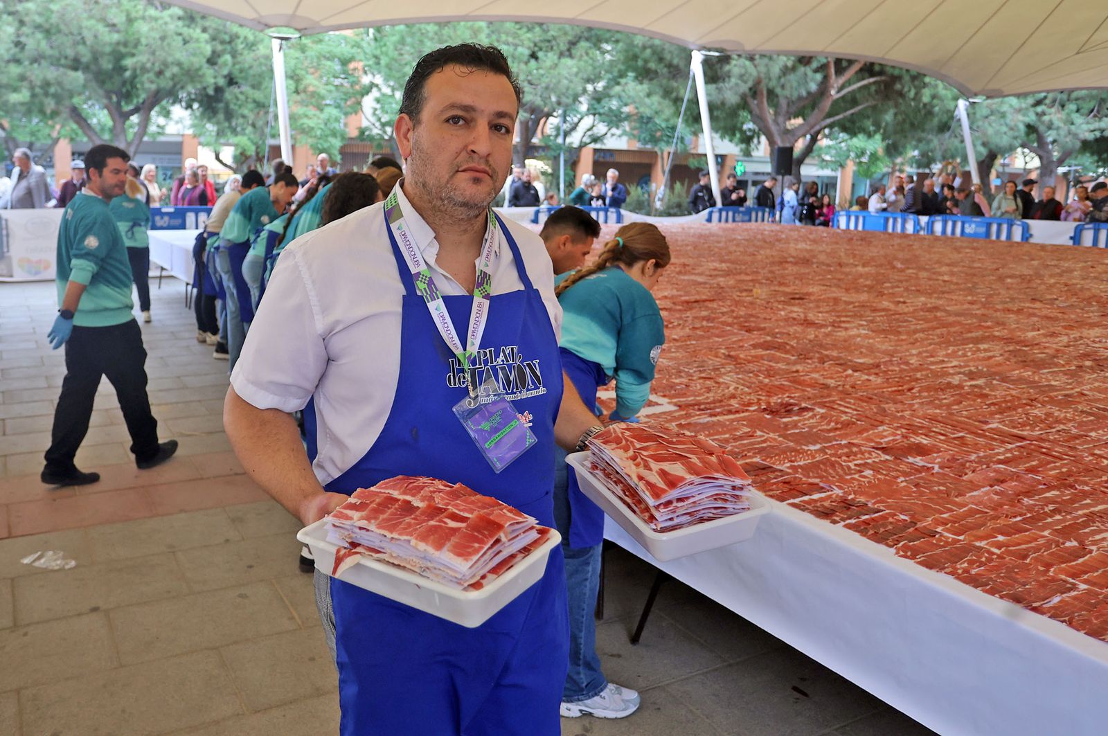 Huelva consigue el récord Guinness con el plato de jamón más grande del mundo, en imágenes