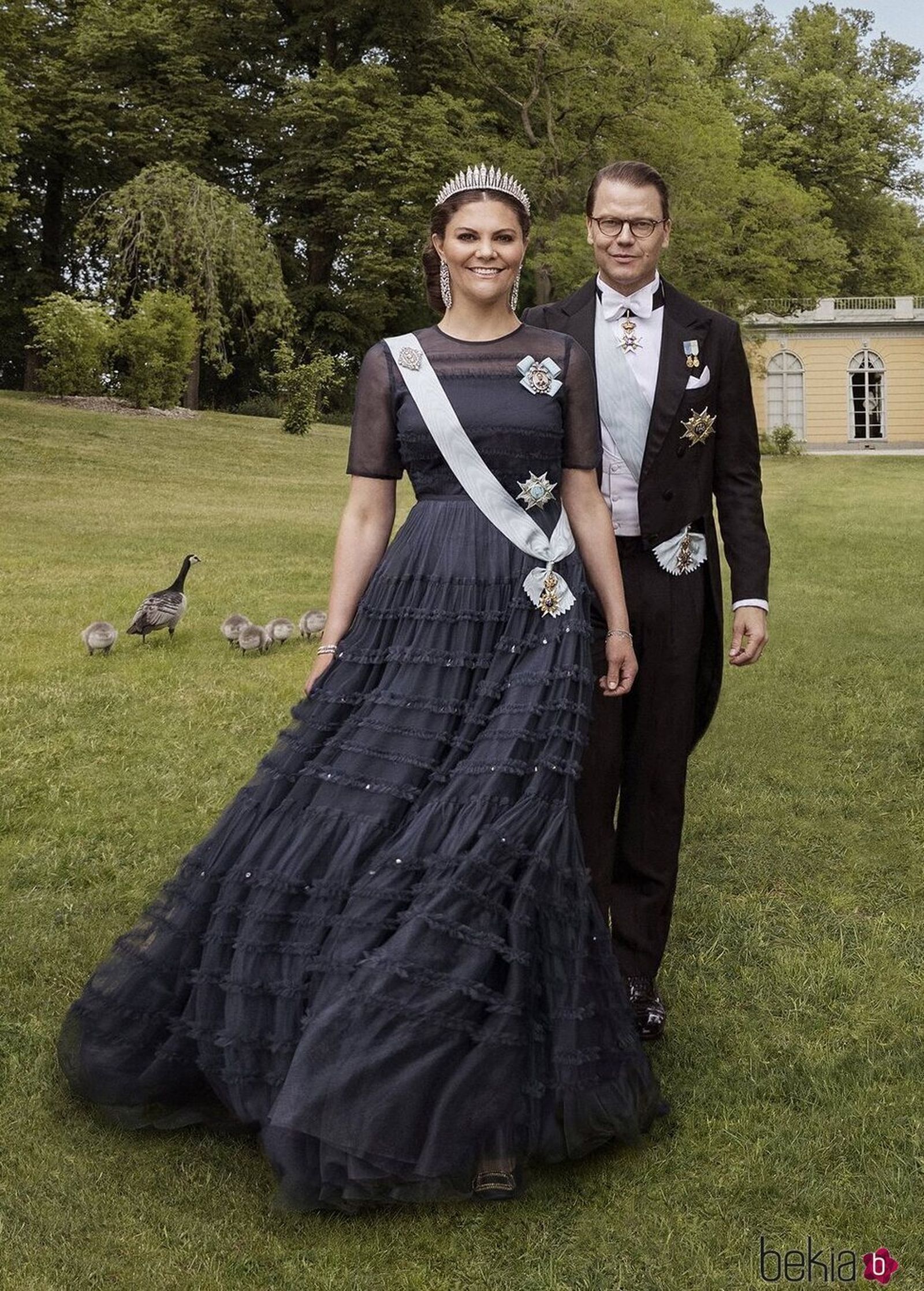 Victoria de Suecia, con el mismo vestido de H&M que Doña Letizia, el año pasado en las fotos oficiales de su décimo aniversario de bodas.