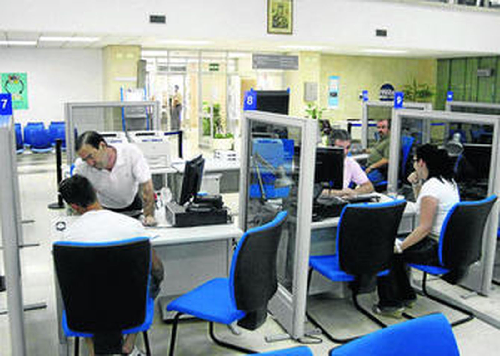 Varias personas esperan su turno para presentar la declaración de Hacienda.