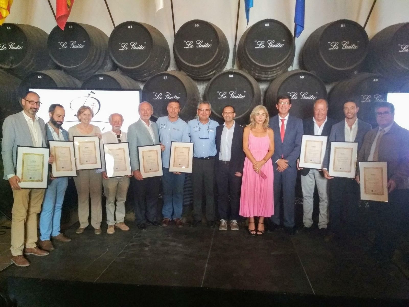 El vicepresidente de la Junta y otras autoridades, con representantes de las entidades de Sanlúcar que han recibido una distinción.
