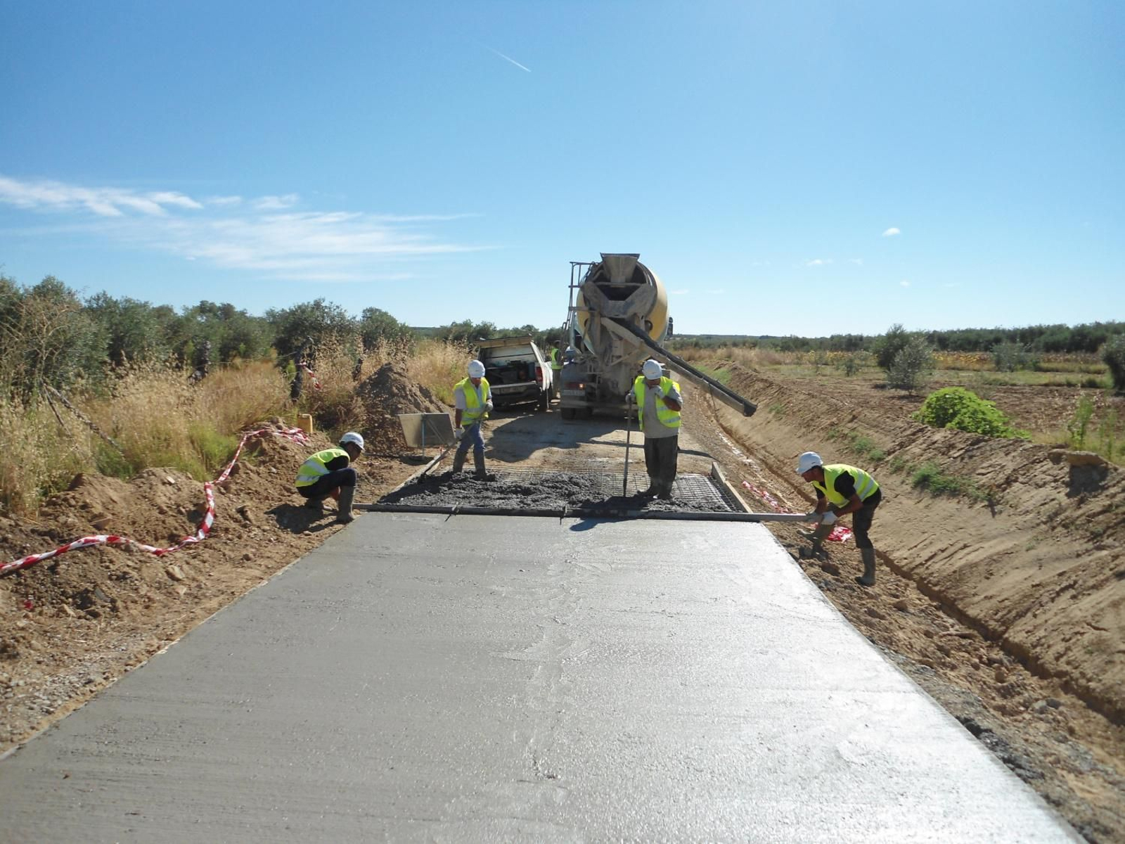 Trabajos de mejora en un camino rural.