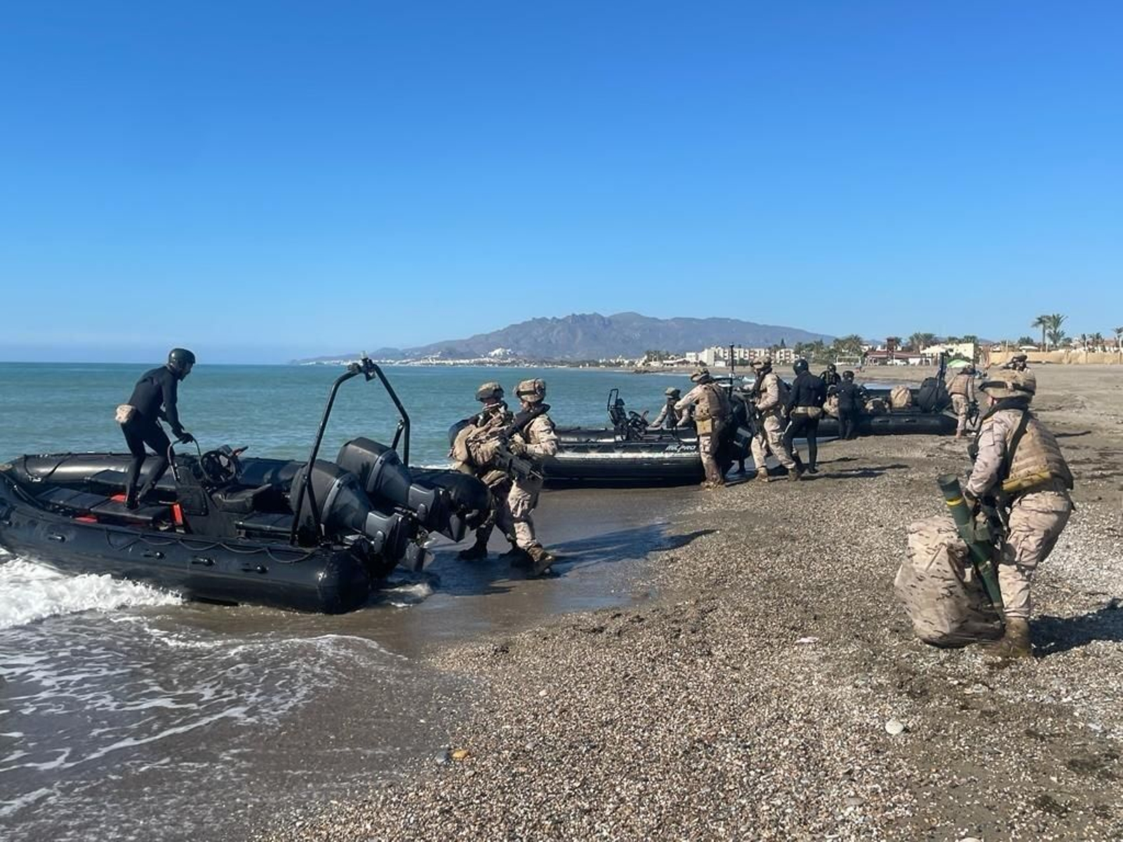 Embarque en lanchas semirrígidas Supercats para el repliegue y balizamiento y señalización de playa para recibir embarcaciones del Grupo Movilidad Anfibia.