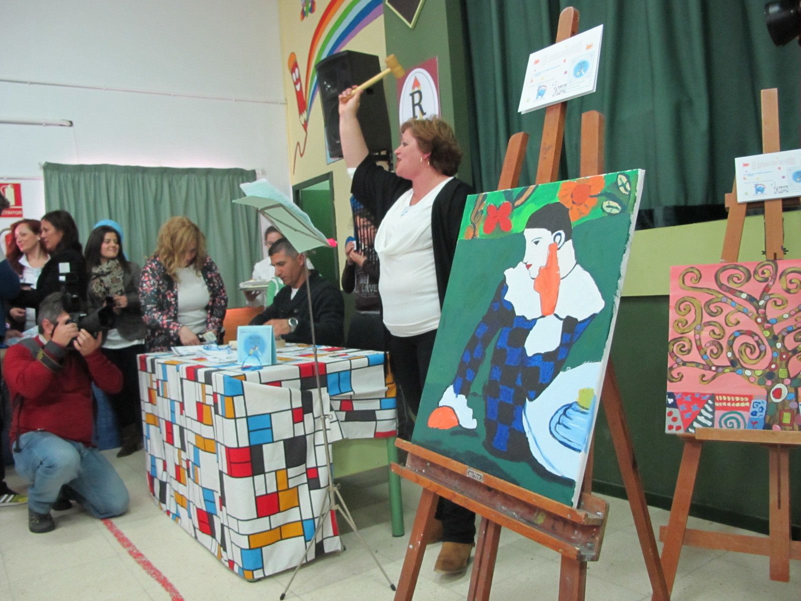 Subasta solidaria de cuadros en el colegio Reggio