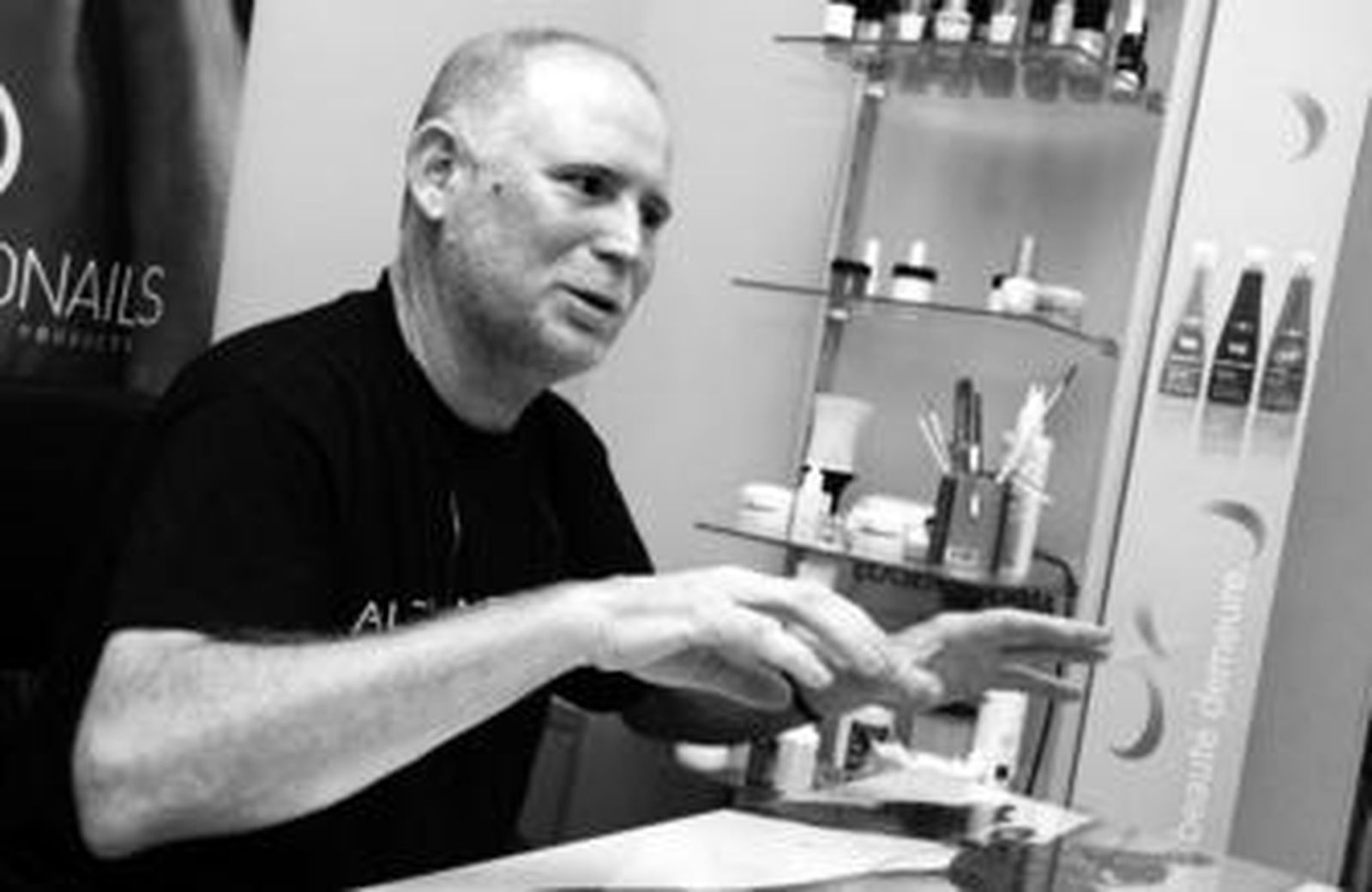 Bernabé Barrera, en la peluquería de Alcosa en la que trabajan catorce personas.