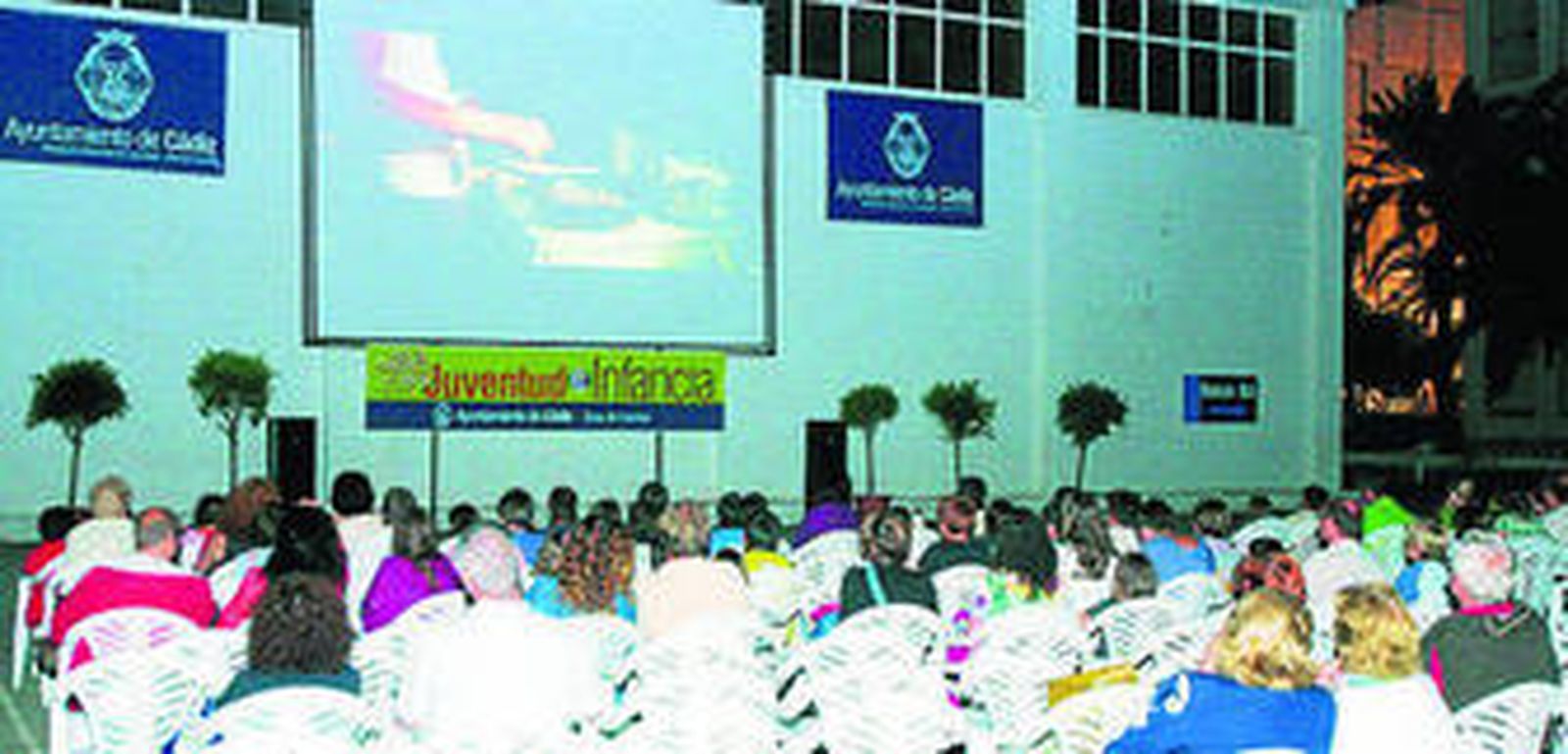 Una proyección en el patio del colegio San Felipe Neri.