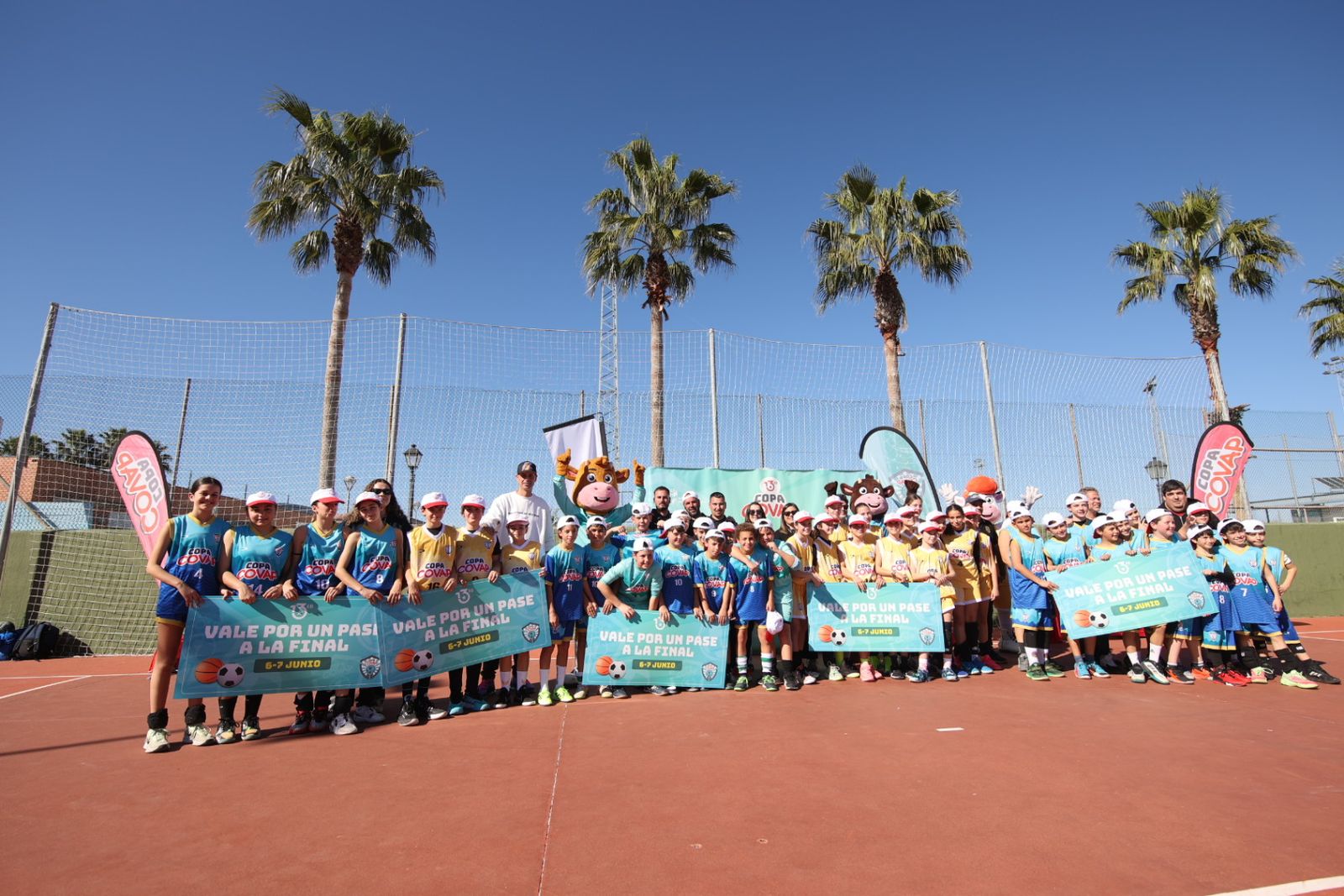 Equipos ganadores de la decimotercera Copa Covap en la sede cordobesa de Palma del Río.