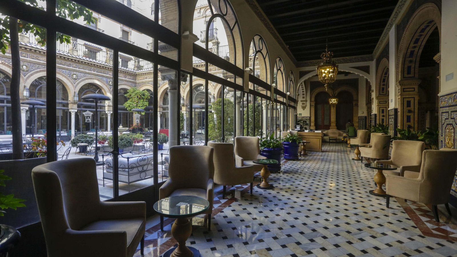 Patio y galería, en el interior del establecimiento hotelero de lujo.