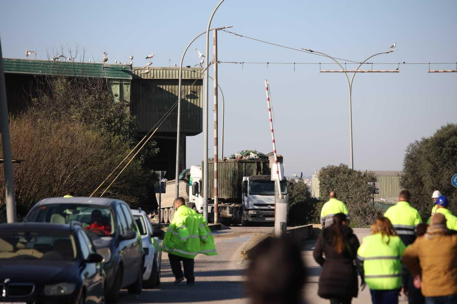 Un camión de residuos en las instalaciones de Las Calandrias, con los trabajadores concentrados a las puertas.