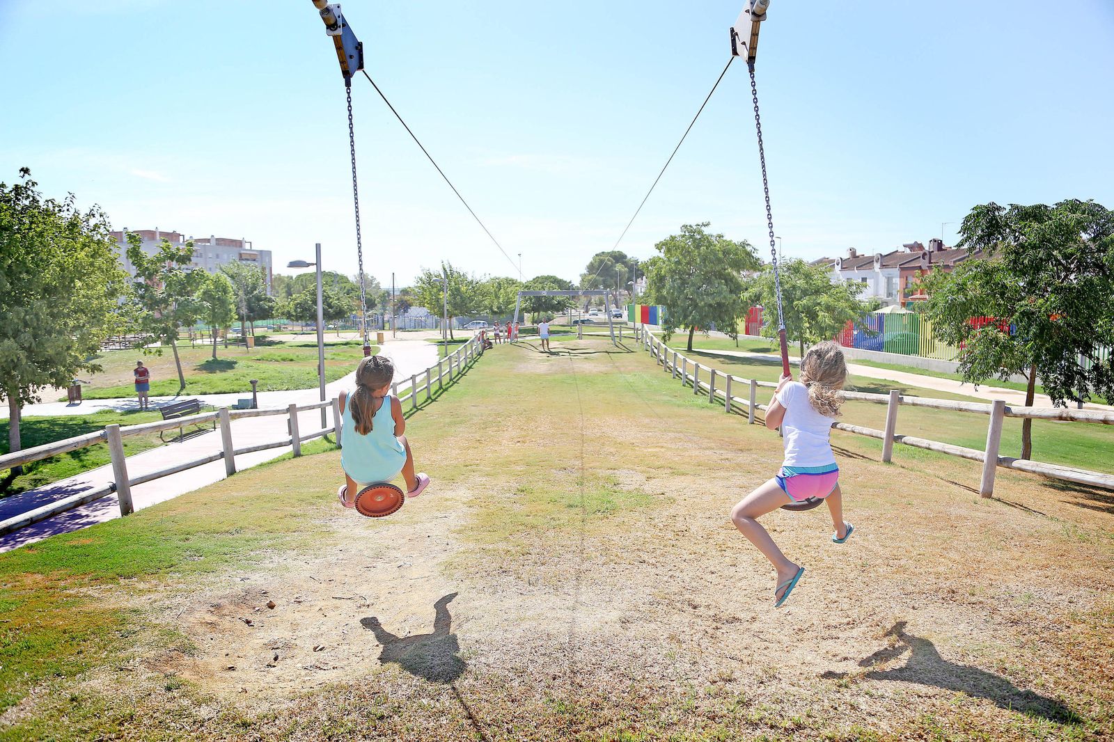 Una imagen de dos niñas en la Ciudad de los Niños.