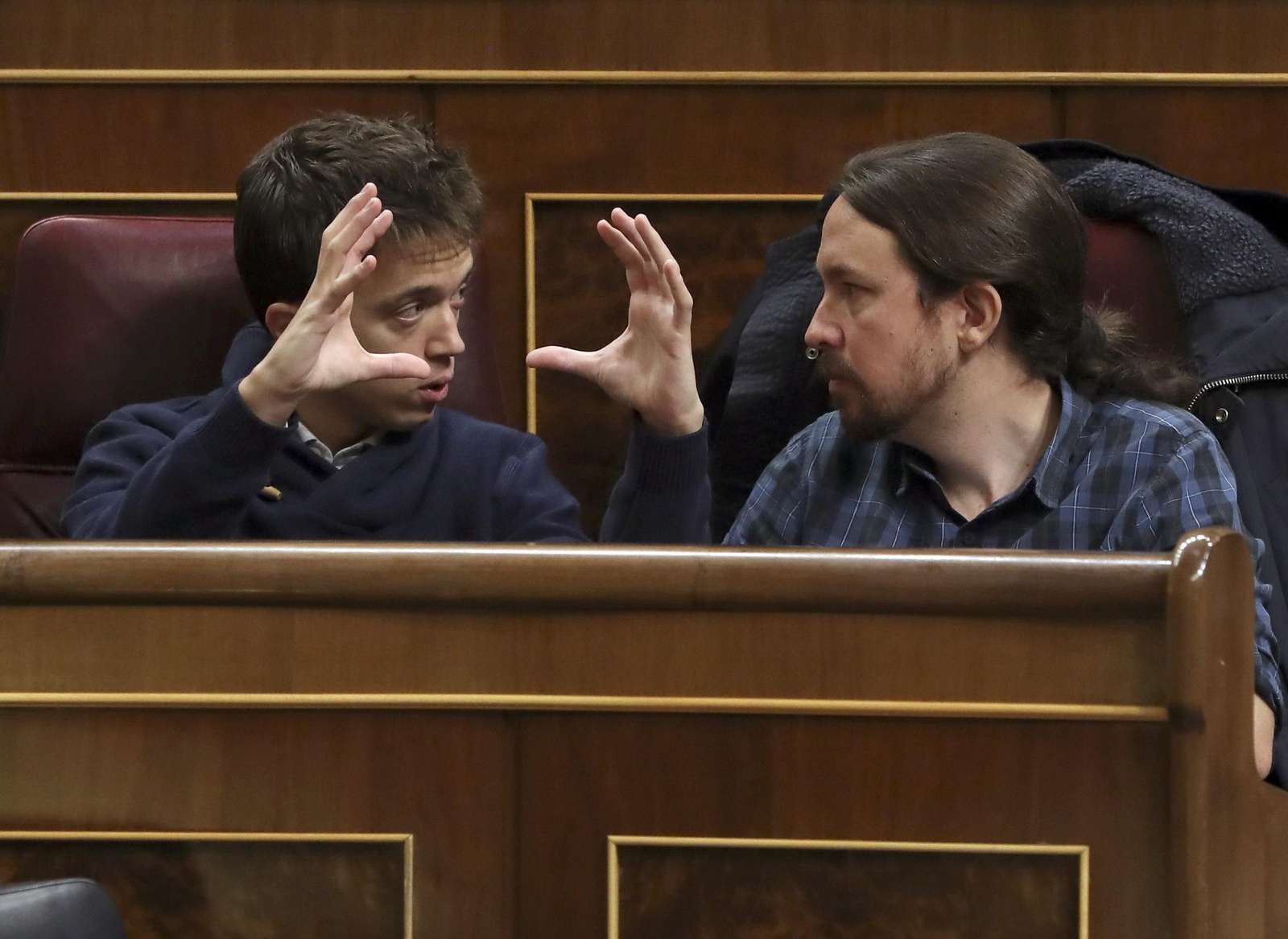 Iglesias y Errejón hablan en el Congreso de los Diputados.