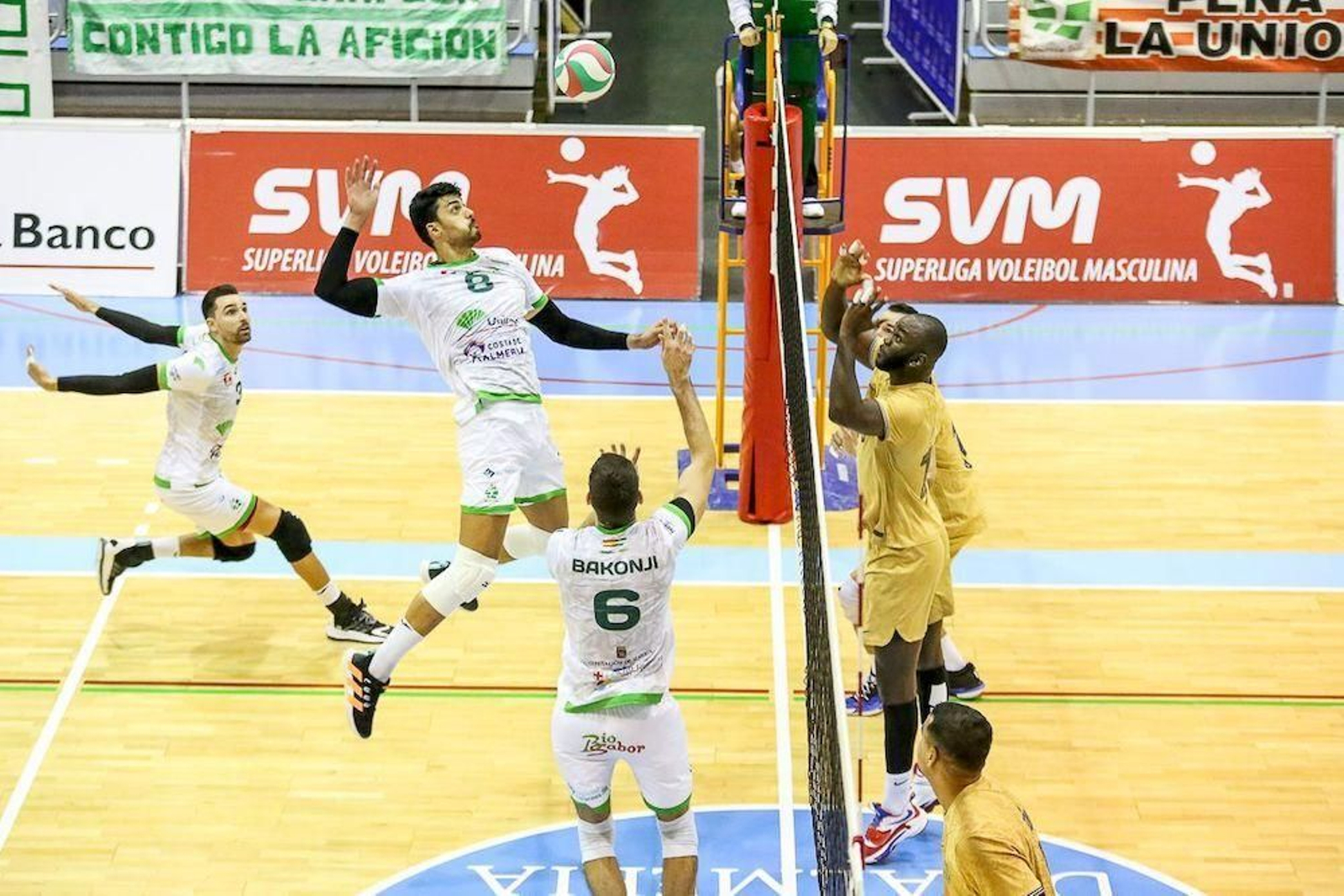 Jorge Fernández en plena ejecución de un remate durante un partido de esta temporada disputado en el Moisés Ruiz.