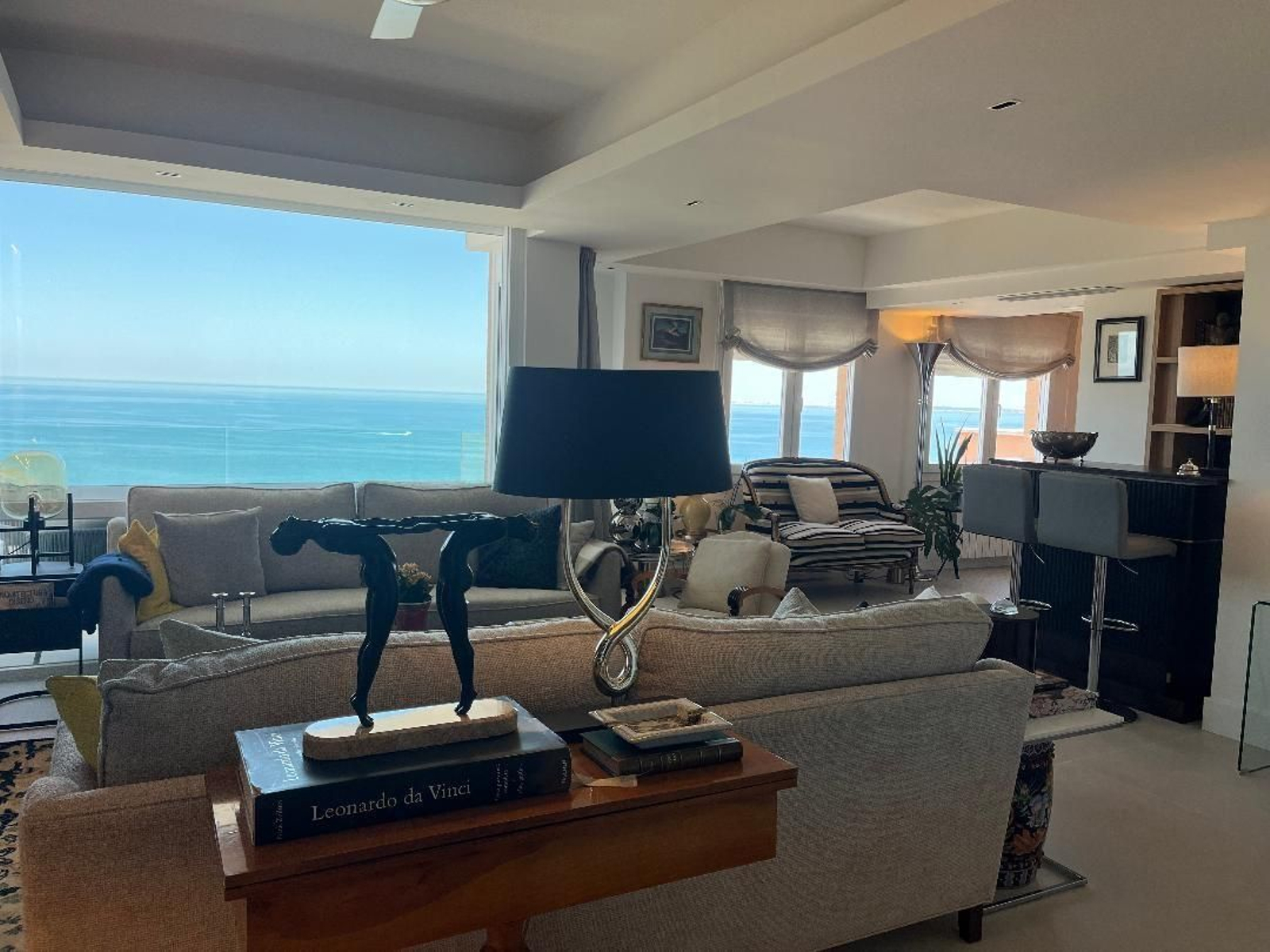 Salón. Combina el estilo moderno y clásico de su decoración  protagonizado por las vista y luz del exterior.