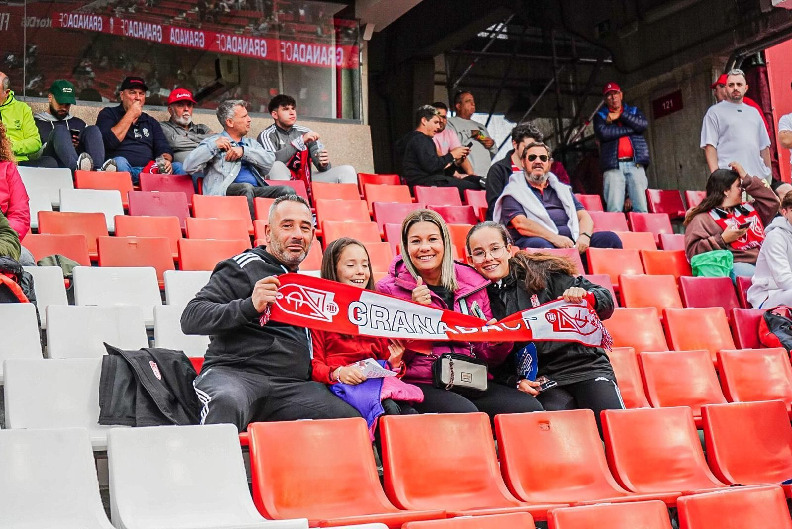 Encuéntrate en la grada de Los Cármenes en el Granada-Osasuna