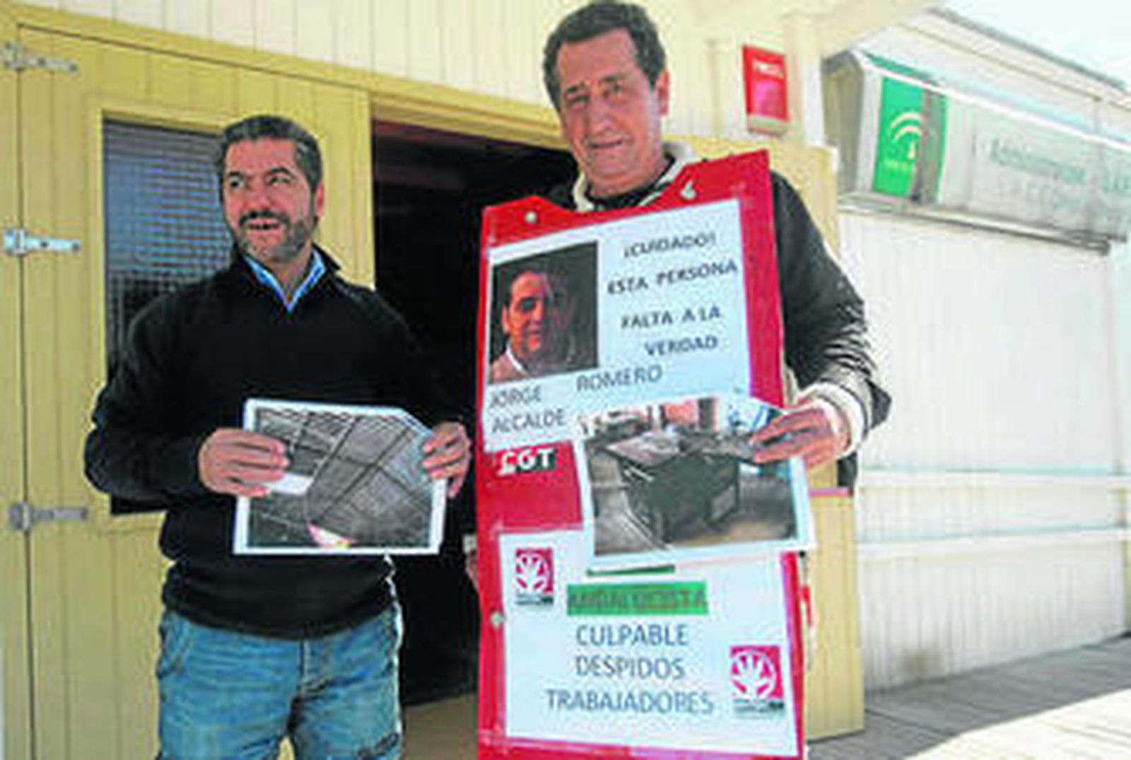 Los delegados de la CGT tras presentar la documentación, ayer.