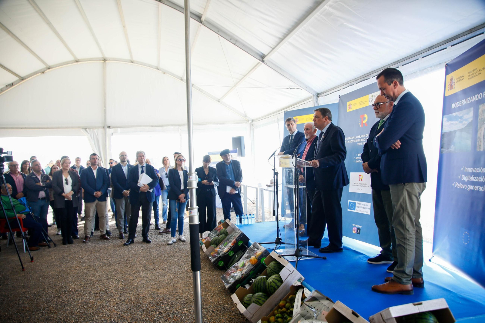 El ministro de Agricultura, Pesca y Alimentación, Luis Planas visita una de las balsas de la CUNC, en imágenes
