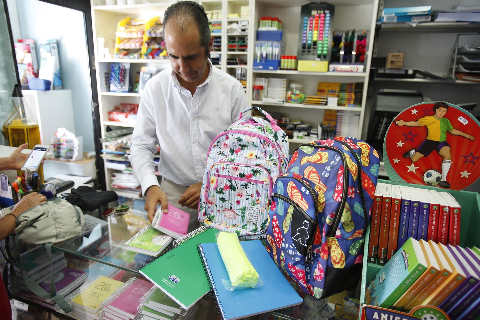 Un mundo de colores.Cuadernos, mochilas y estuches dan color a las clases los primeros días de colegio.