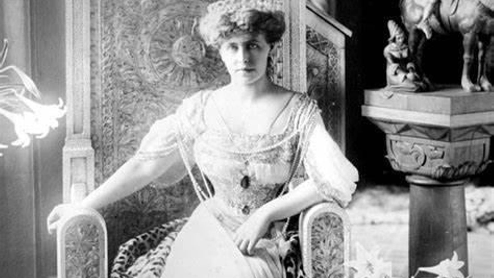 La reina María, en su trono.