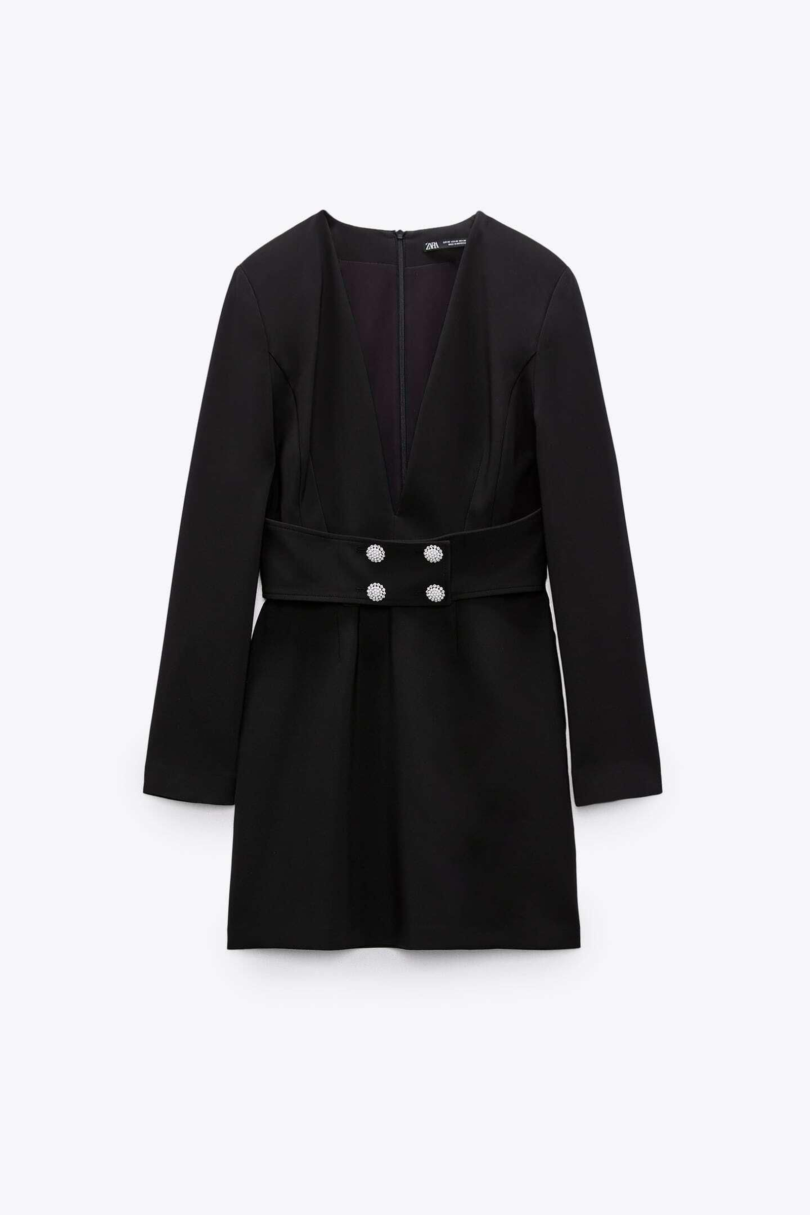 Vestido negro con cinturón de Zara. Vestido negro con cinturón de Zara.