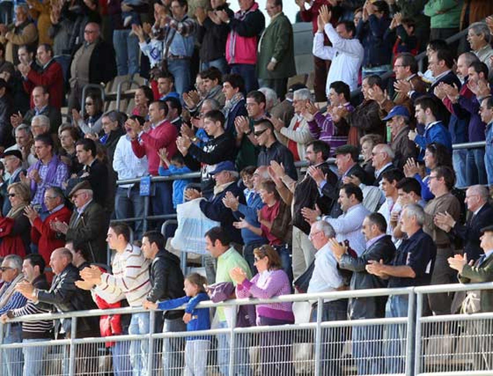 El público despidió a su equipo con aplausos, y abandonó el terreno de juego encantado con la victoria xerecista, que se reencontraba con el triunfo tras cuatro jornadas. 

Foto: Miguel Angel Gonzalez