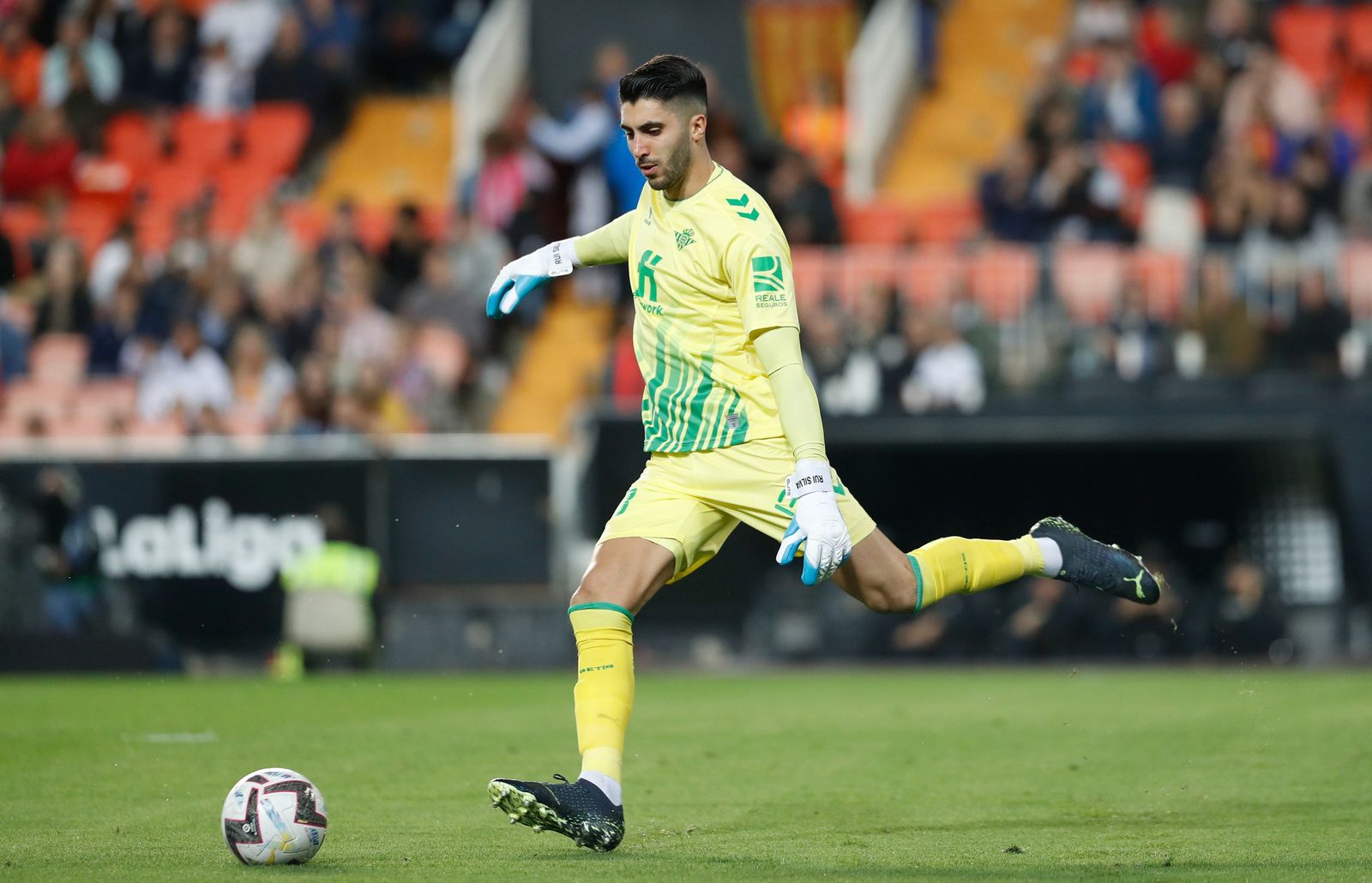 Rui Silva se lamenta mientras Hugo Guillamón celebra el 2-0.