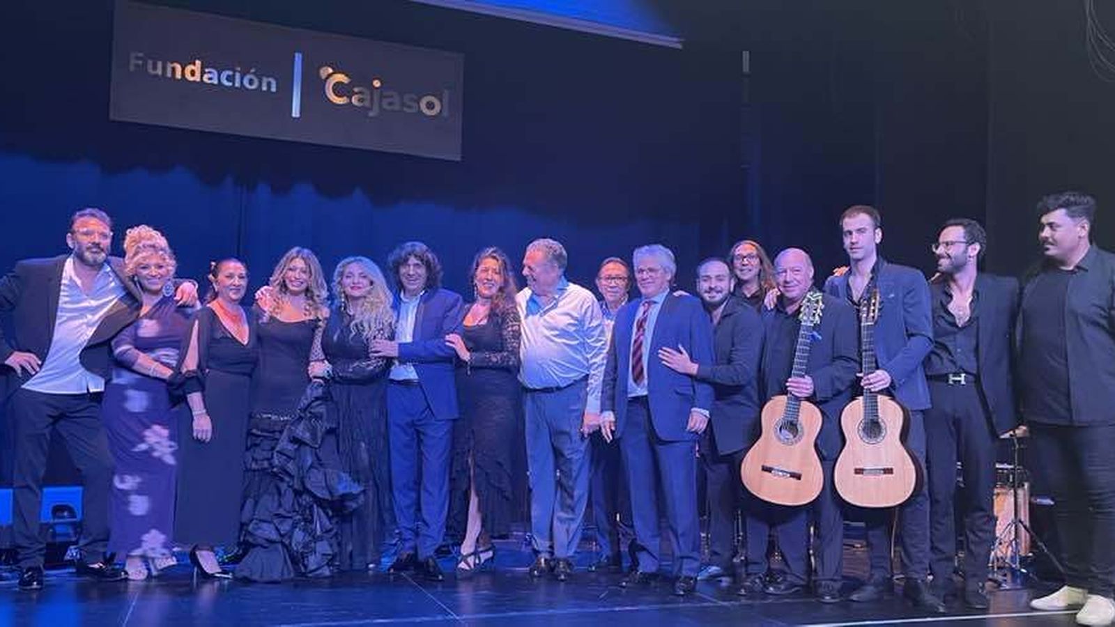 El jerezano, arropado por todos los artistas que le acompañaron.