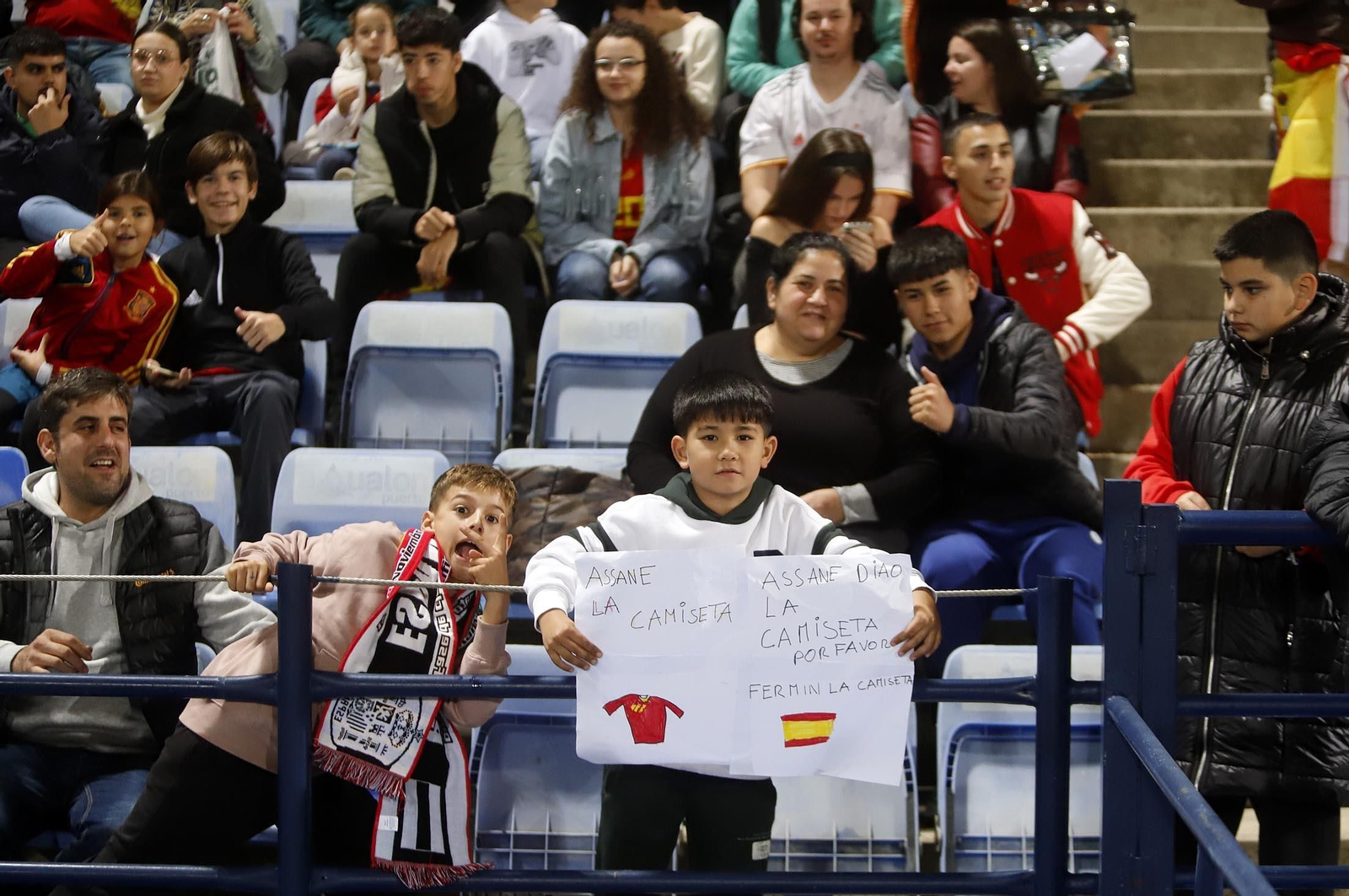 Gran ambiente para ver la selección española sub-21 en Huelva