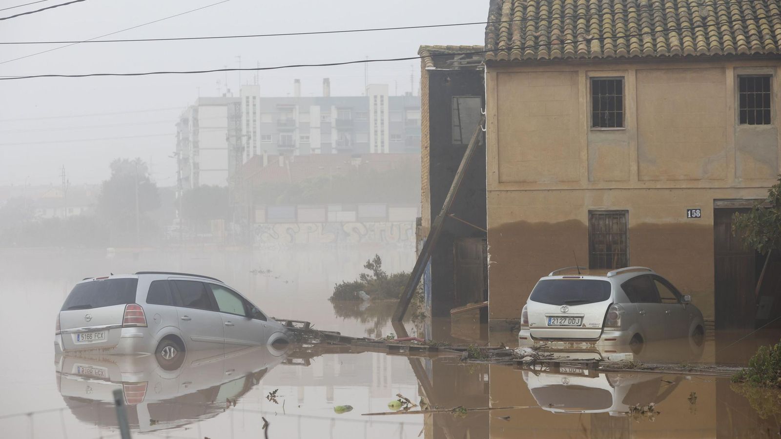 Así han quedado las calles de Valencia: desolación, barro y coches amontonados