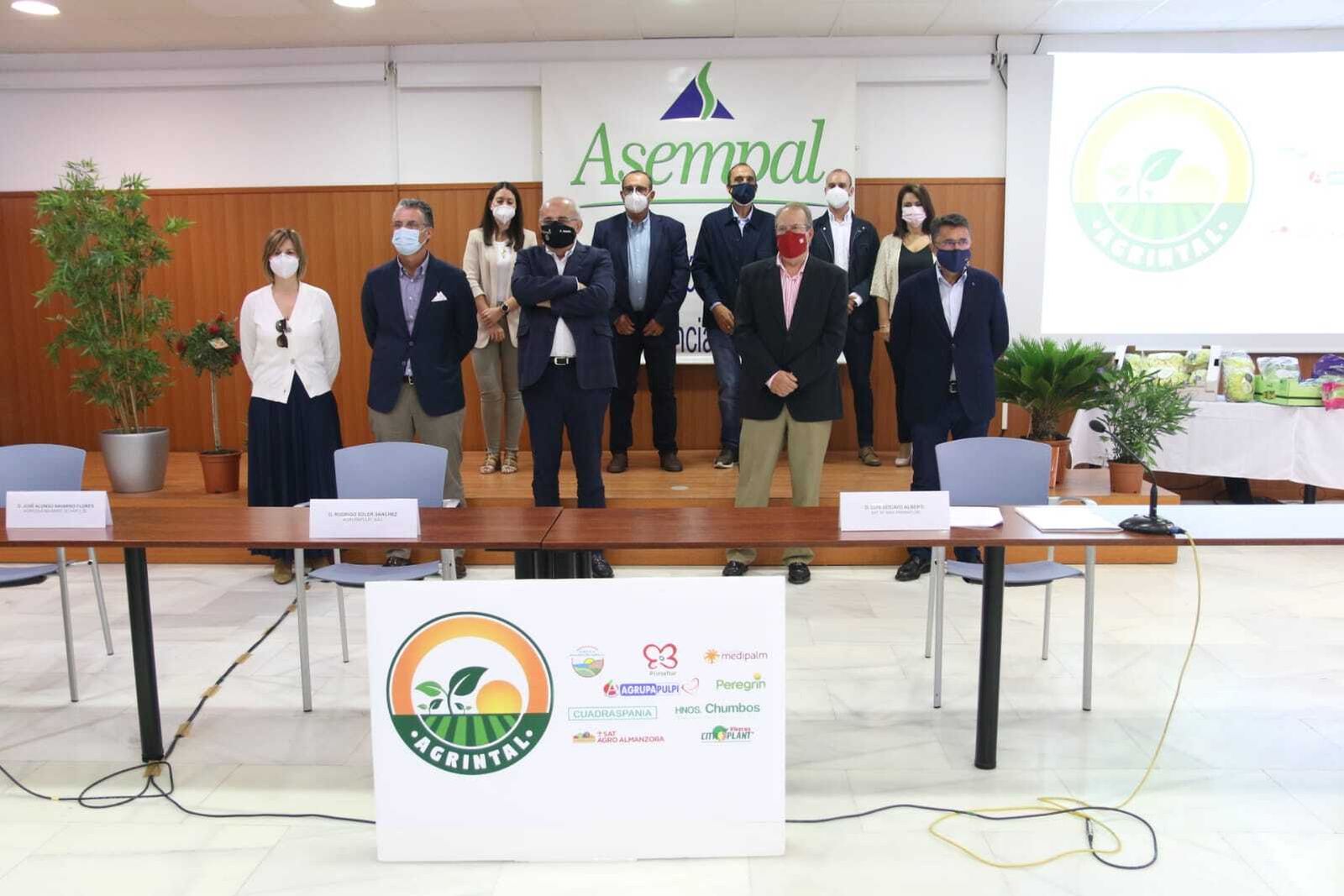 Representantes de las nueve empresas que forman la asociación Agrintal.