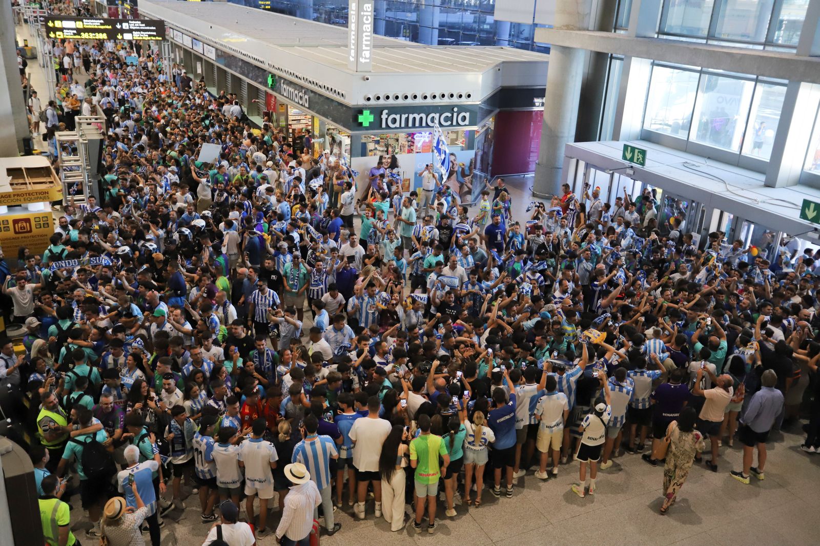 El espectacular preámbulo en el aeropuerto con la afición