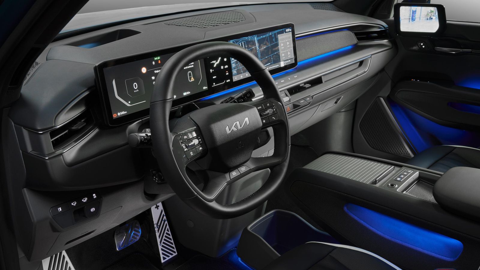 Entre lo más llamativo del puesto de conducción está el empleo de tres pantallas, cinco si sumamos las de las cámaras que ofician de retrovisores.