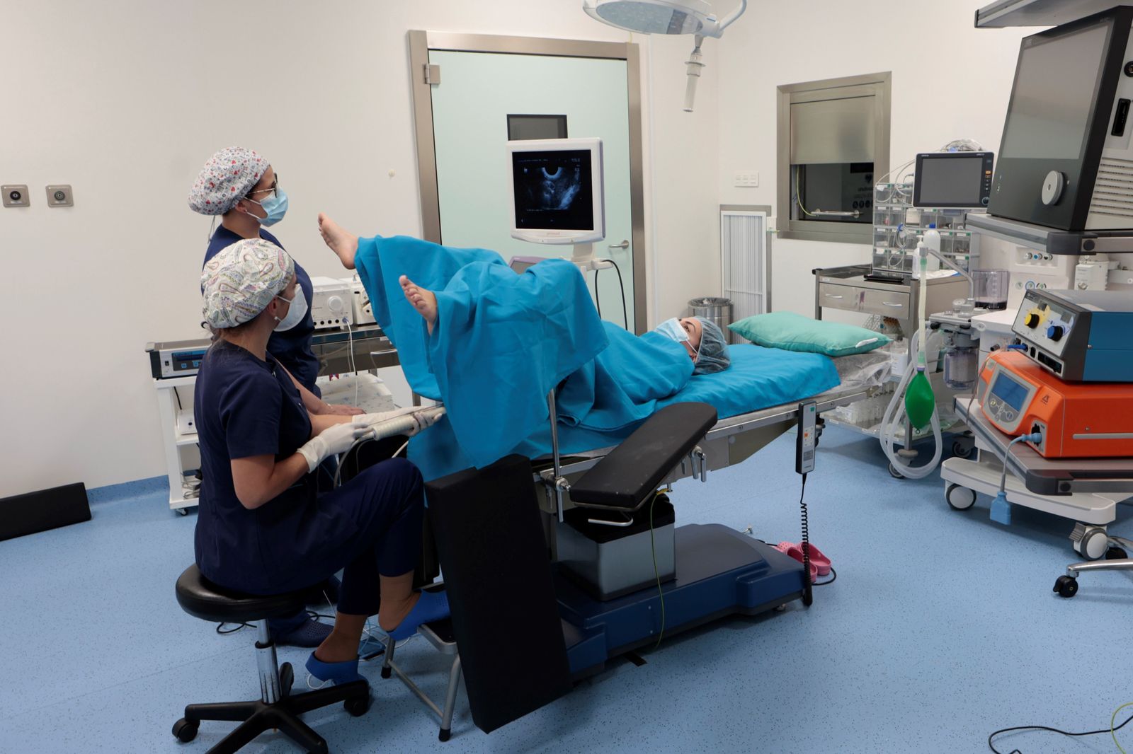 La ginecóloga Victoria Rey durante la intervención de una paciente en el quirófano de su clínica en Sevilla.