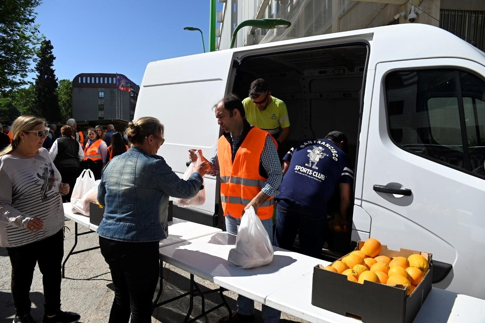 El reparto de naranjas en Córdoba en protesta por la situación del campo, en imágenes El reparto de naranjas en Córdoba en protesta por la situación del campo, en imágenes