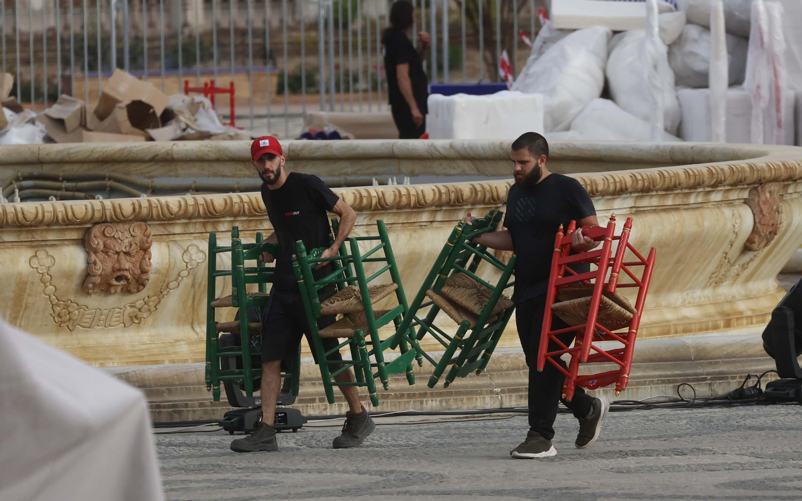 Los preparativos para el desfile de Dior en la Plaza de España