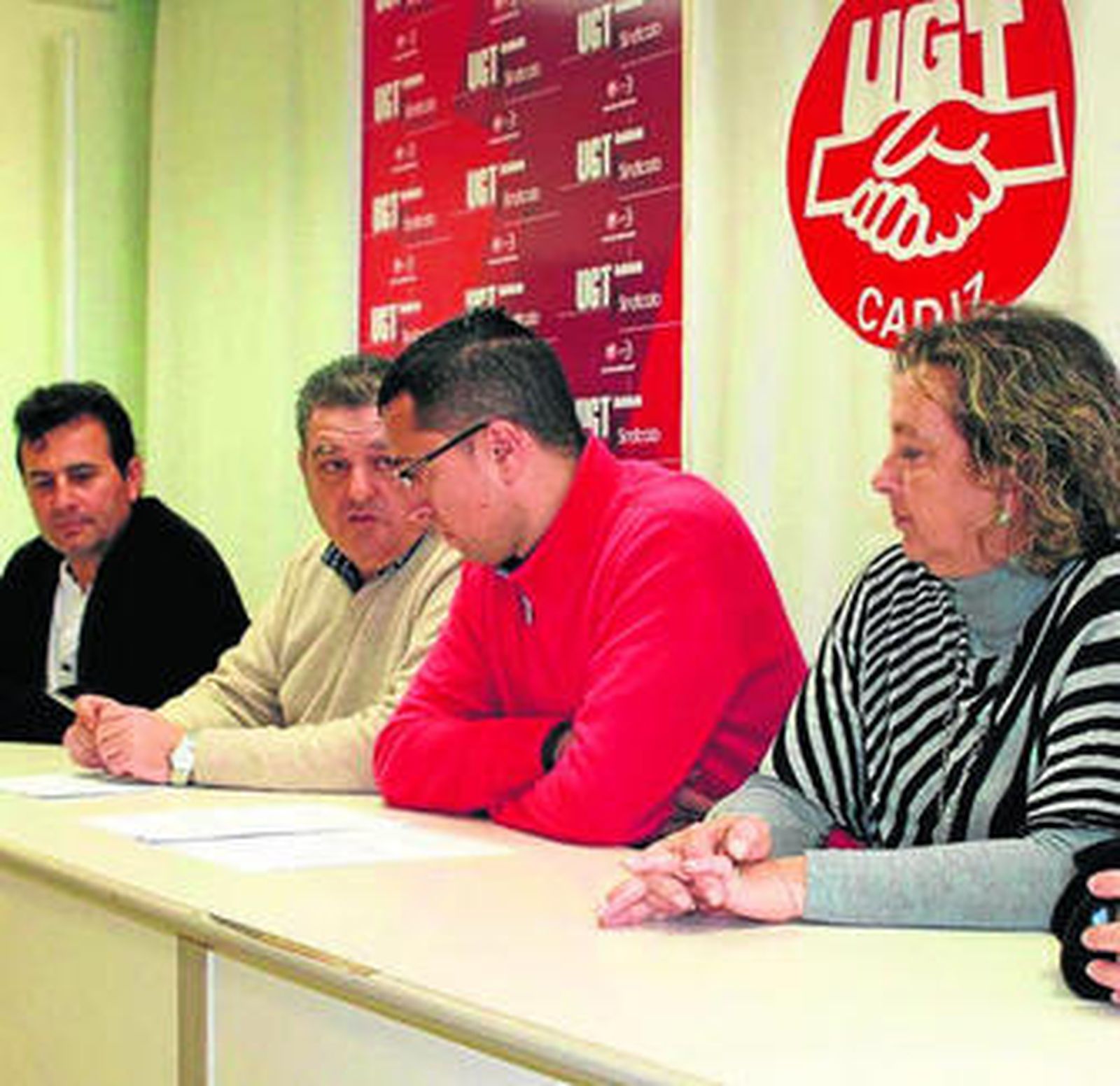 En el centro, el director del IFES, y el secretario provincial de UGT.