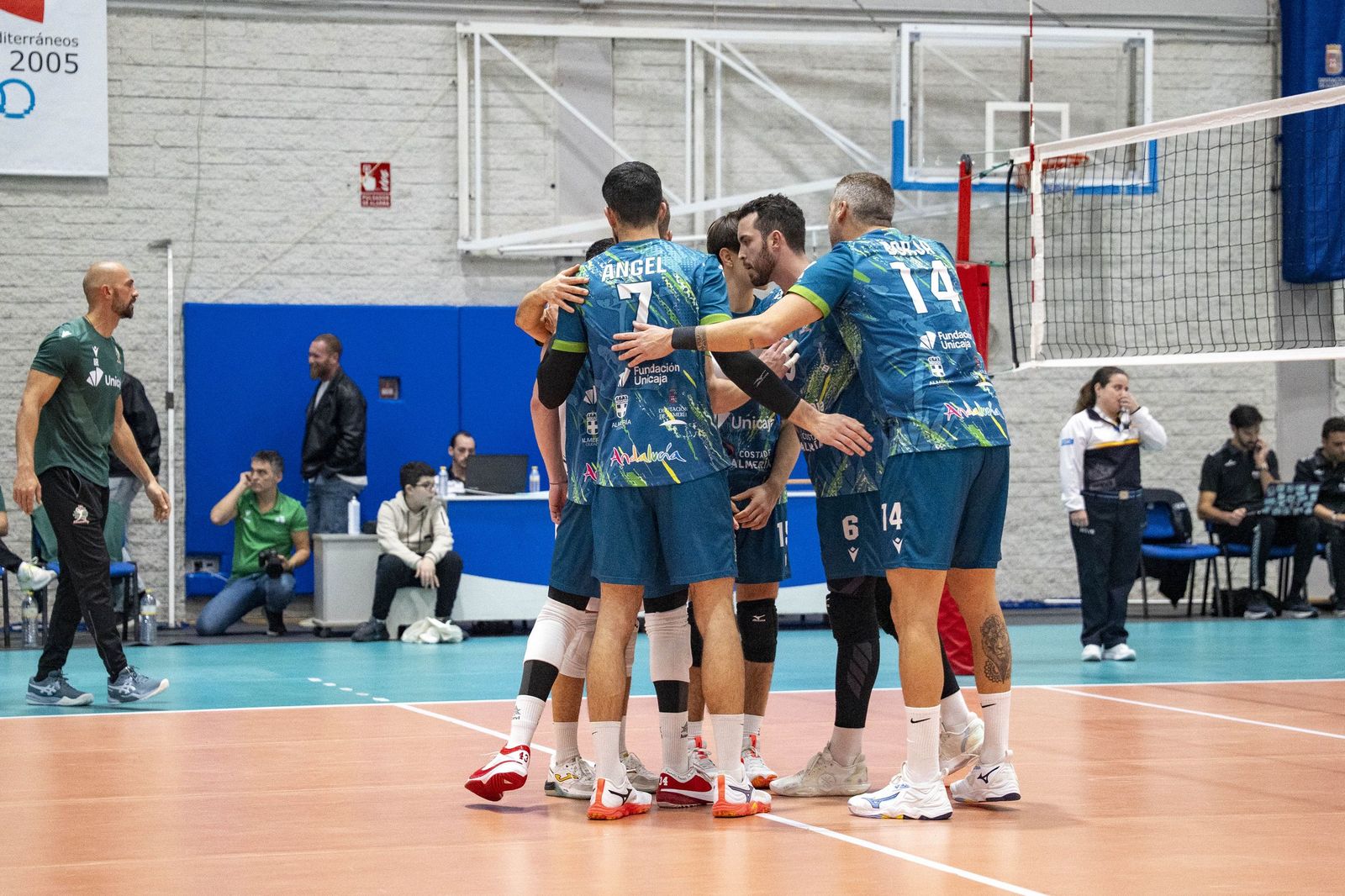 Las imágenes del partido entre Unicaja Costa de Almería y Pamesa Teruel de Superliga de voleibol