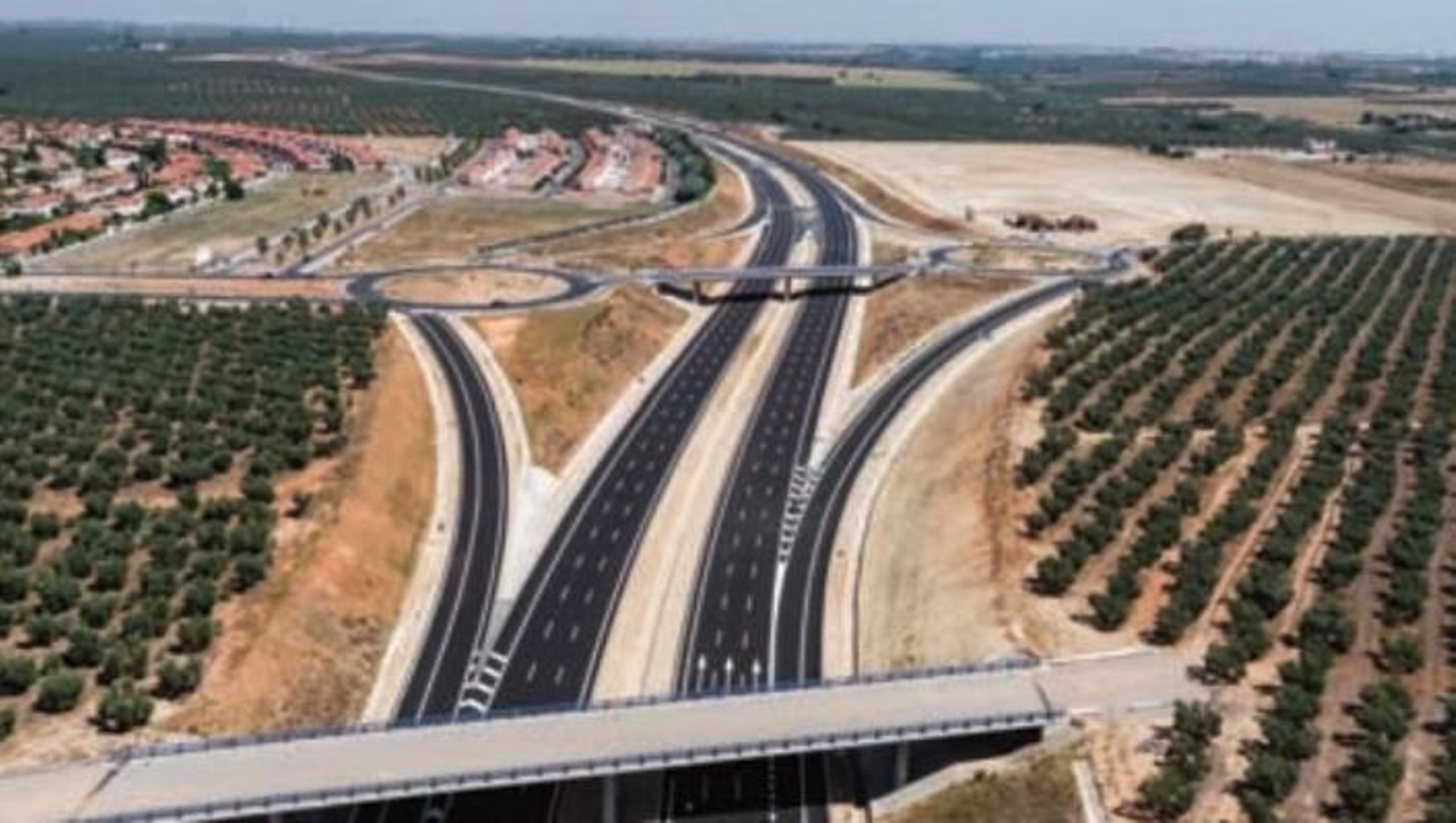 La segunda ronda de circunvalación construida en el tramo de Almensilla (Aljarafe).