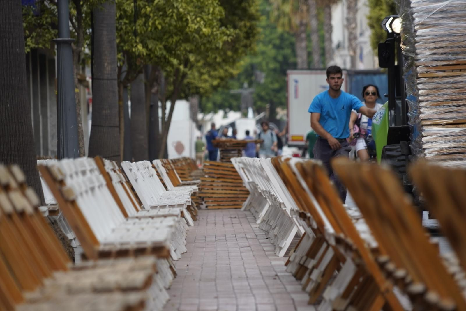 Así luce la Gran Vía de Huelva este jueves con miles de sillas colocadas para acoger la Procesión Magna Mariana 2025