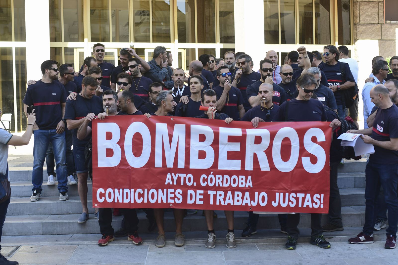 Manifestación de los bomberos frente al Ayuntamiento.