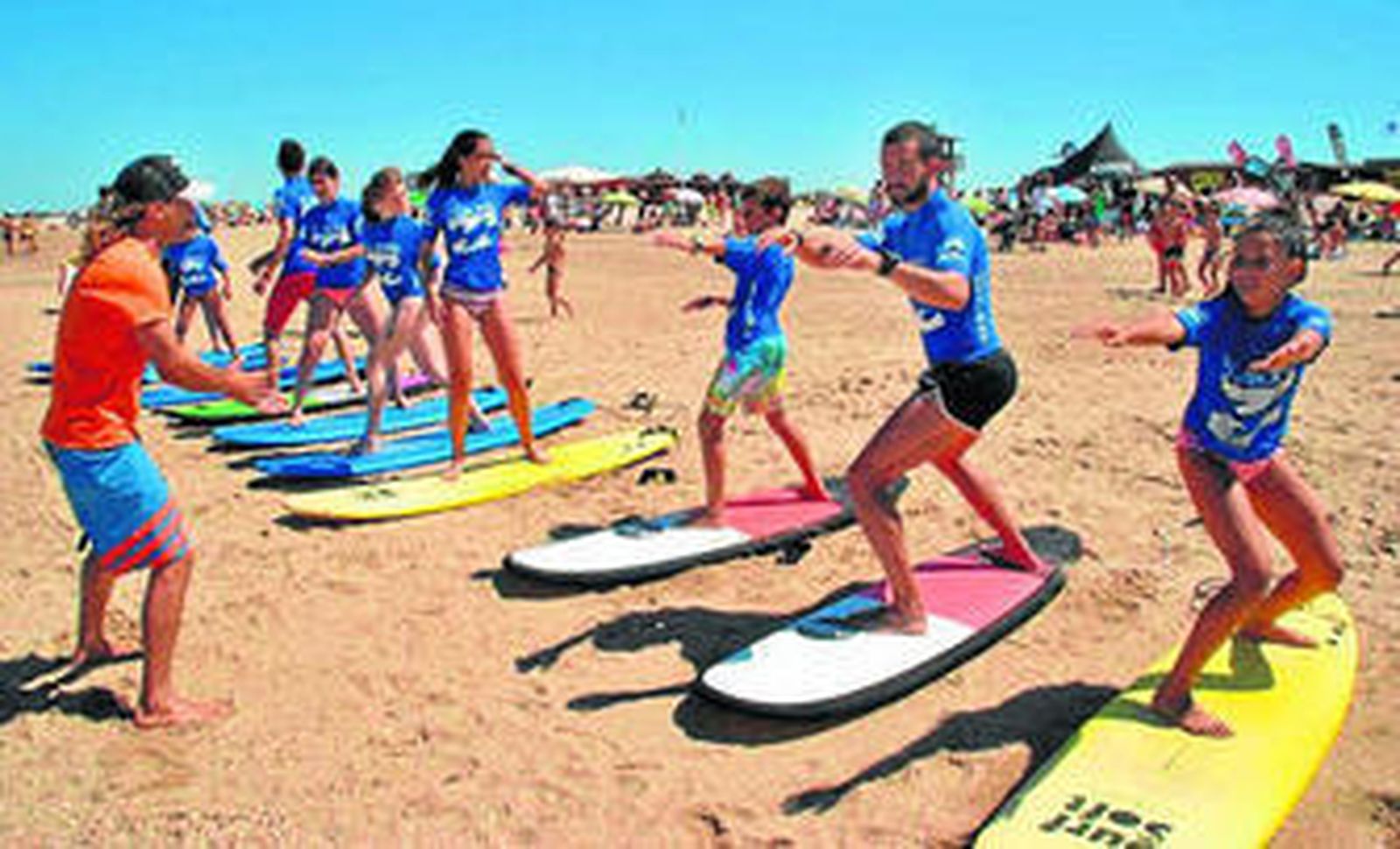 Varios participantes en las actividades del Surfing Day, ayer, en Camposoto.