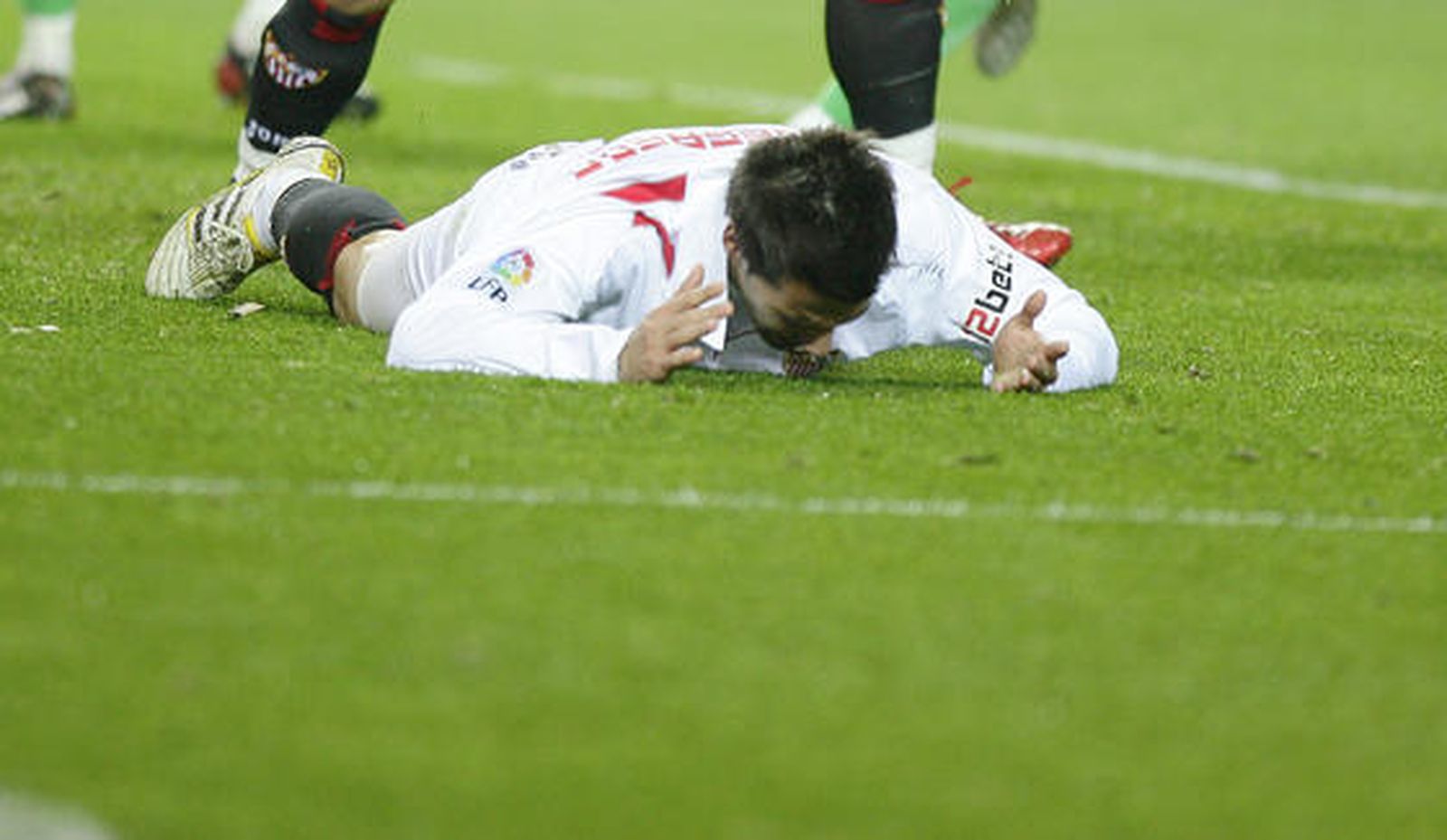 Negredo se desespera en el suelo tras errar una ocasión. / Antonio Pizarro