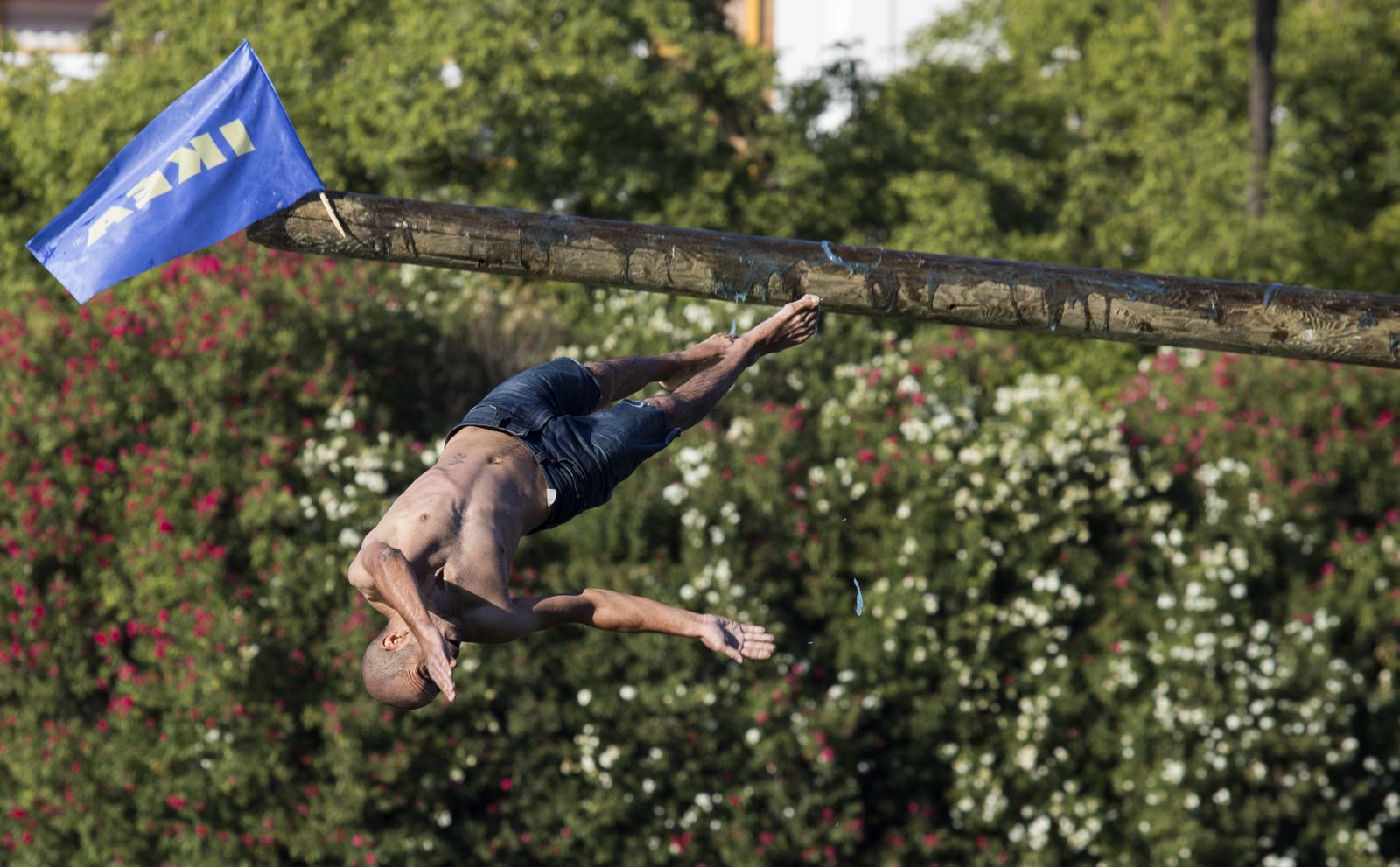 La cucaña de la Velá de Triana, en imágenes