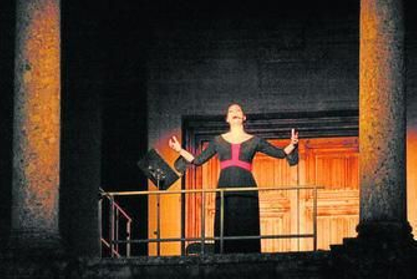 1. La versión de 'El amor brujo' de Carlus Padrissa de la Fura dels Baus en el Festival de Música y Danza de Granada contará con la presencia de la cantaora Marina Heredia, nacida en la ciudad. 2. Retrato de Manuel de Falla utilizando el material que había preparado entre 1914 y 1915, sobre texto de María Lejárraga y escenografía de Martínez Sierra.  3. Un instante de una puesta en escena de la versión de Antonio Gades de 'El amor brujo'. 4. El ballet de 'El amor brujo' en la Alhambra.  5 y 6. La Argentinita en dos momentos de la obra.