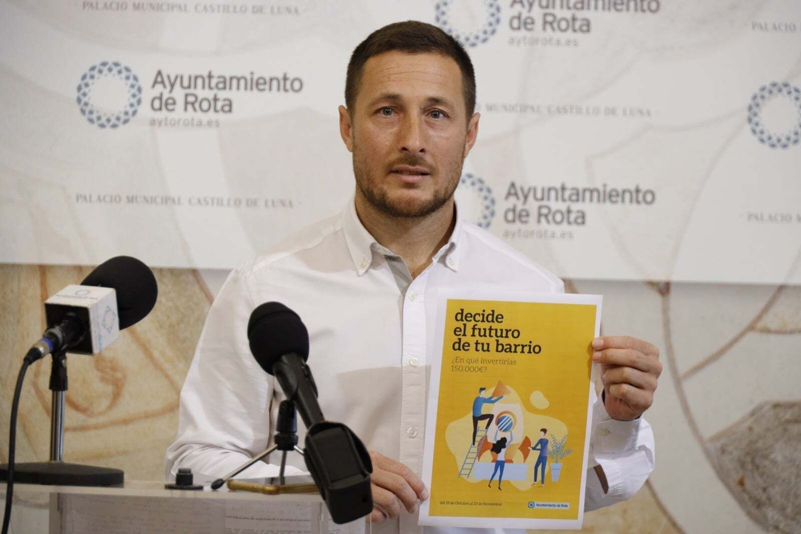 El concejal de Participación Ciudadana, José Antonio Medina, con el cartel anunciador de los nuevos presupuestos.