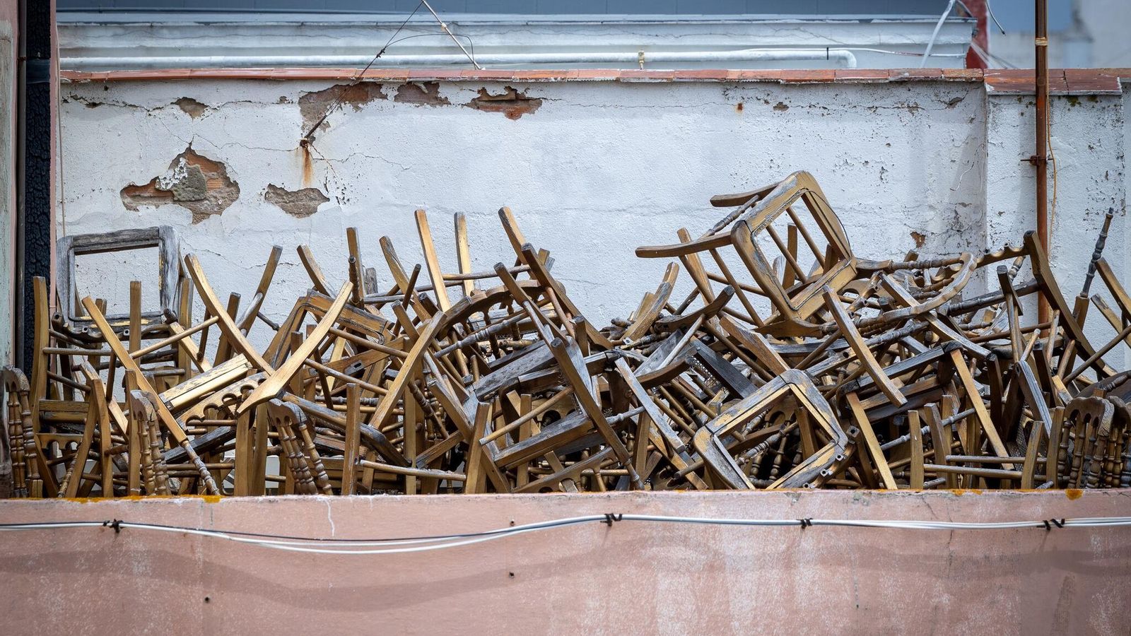 Sillas destrozadas y apiladas en la azotea.