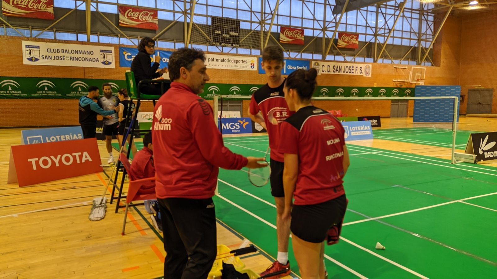 El técnico del Bádminton Rinconada, Antonio Molina, da instrucciones a dos de sus jugadores.