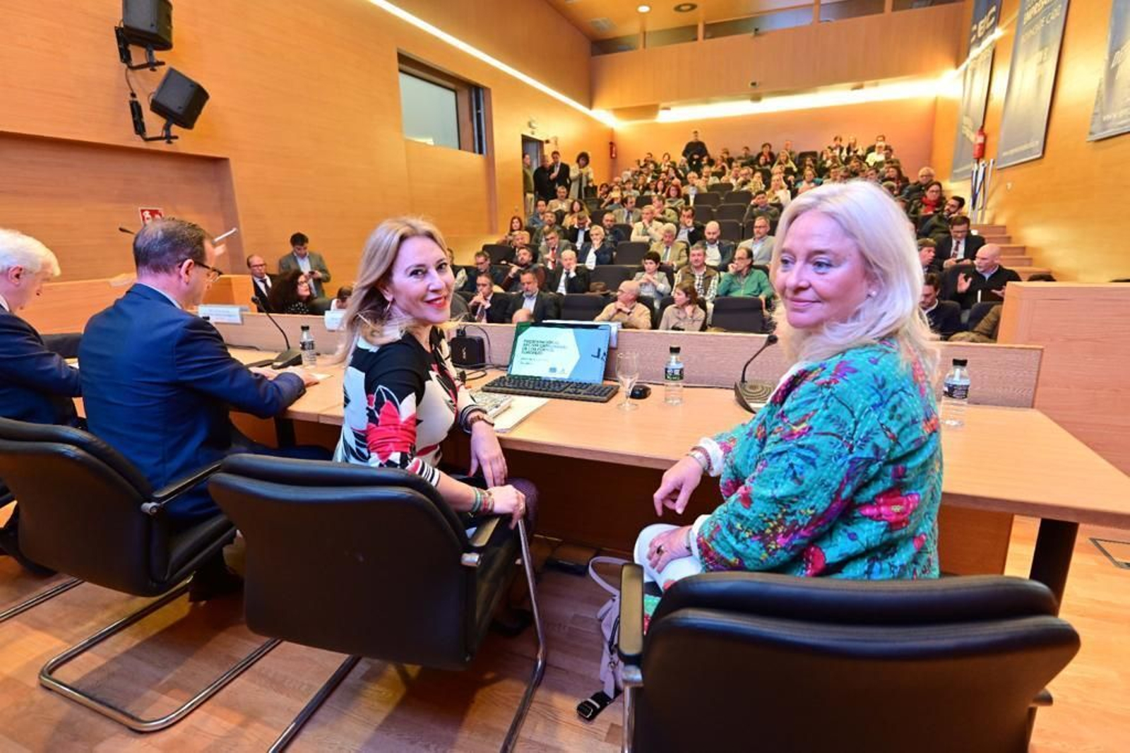 Carolina España junto a Mercedes Colombo en la reunión con los empresarios.