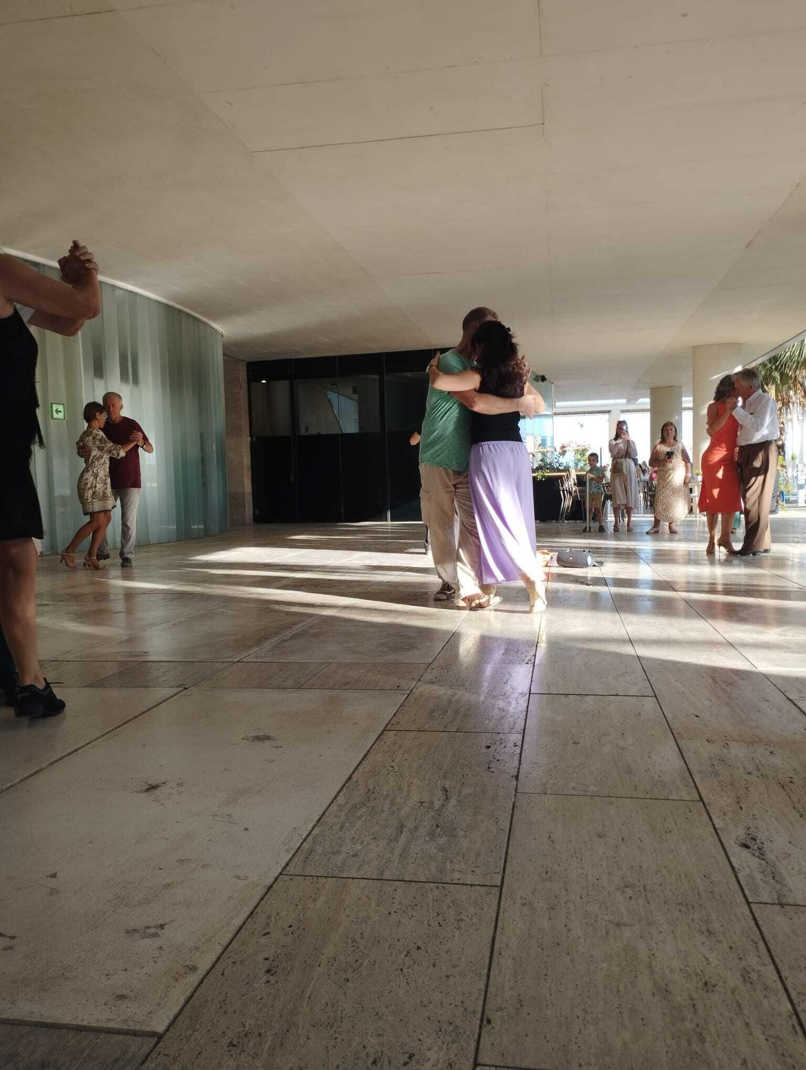 Bailes en la parte trasera de la cafetería Granier.